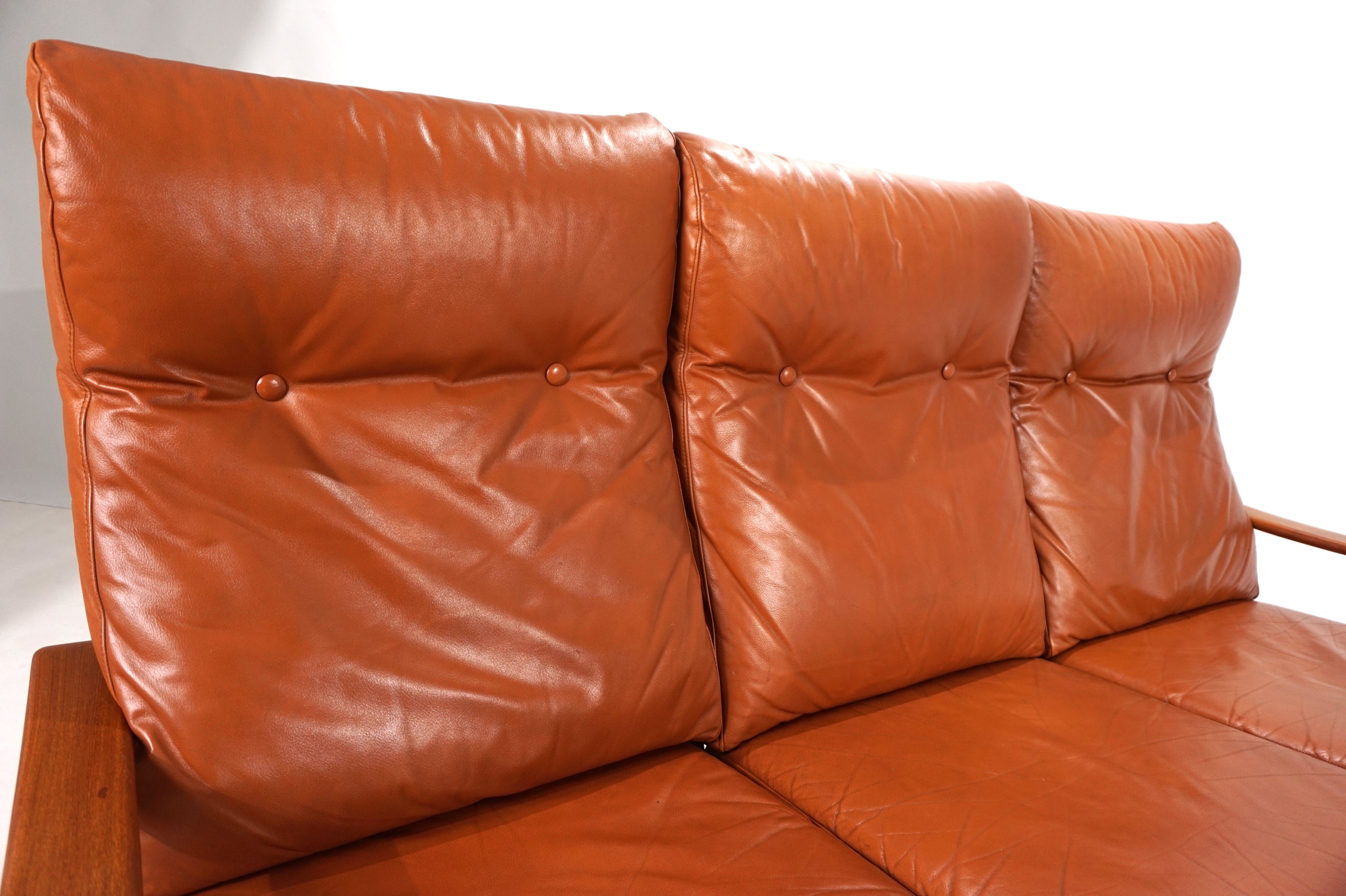 Komfort_3-seater_leather_sofa_by_Arne_Wahl_Iversen,_1960