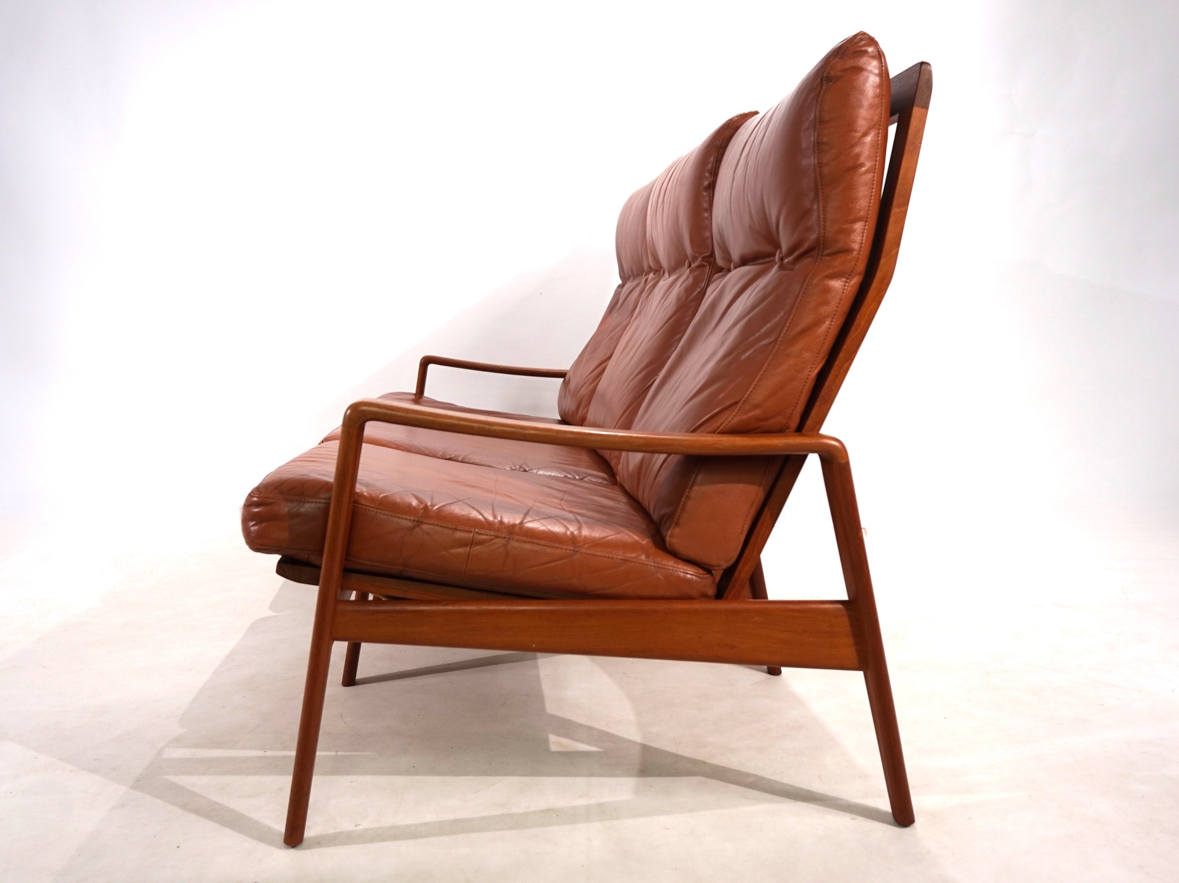 Komfort_3-seater_leather_sofa_by_Arne_Wahl_Iversen,_1960
