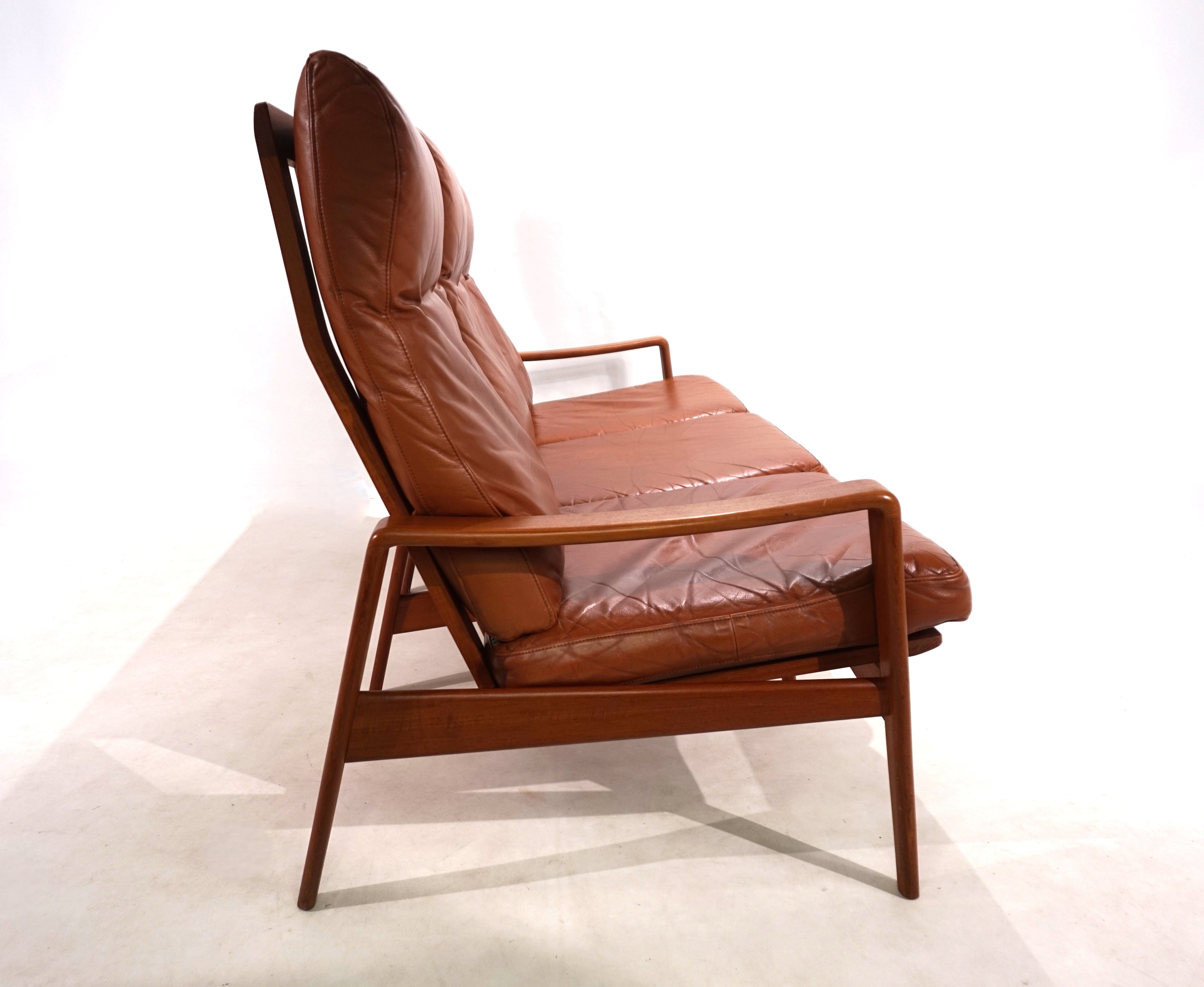 Komfort_3-seater_leather_sofa_by_Arne_Wahl_Iversen,_1960