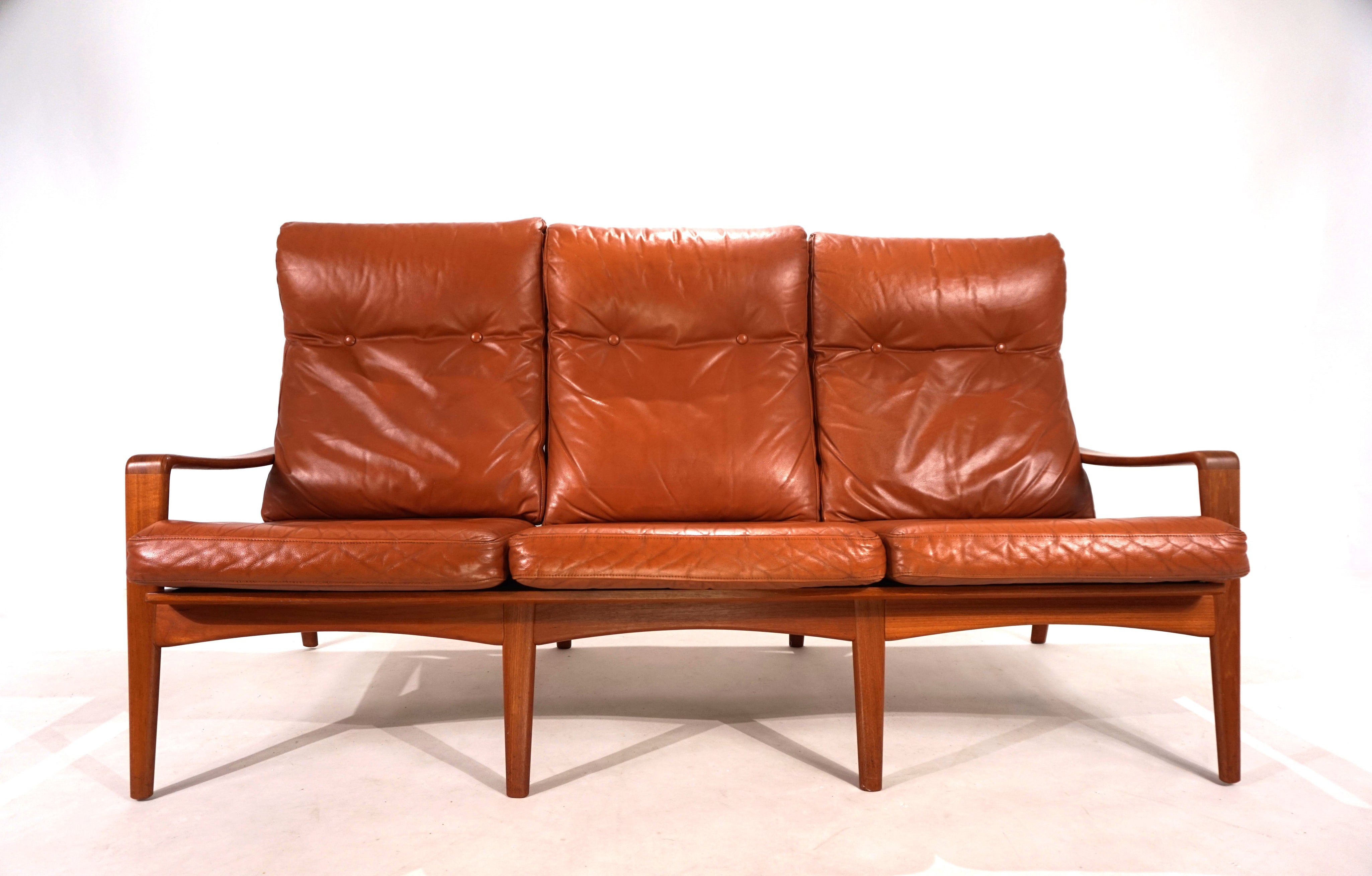 Komfort_3-seater_leather_sofa_by_Arne_Wahl_Iversen,_1960