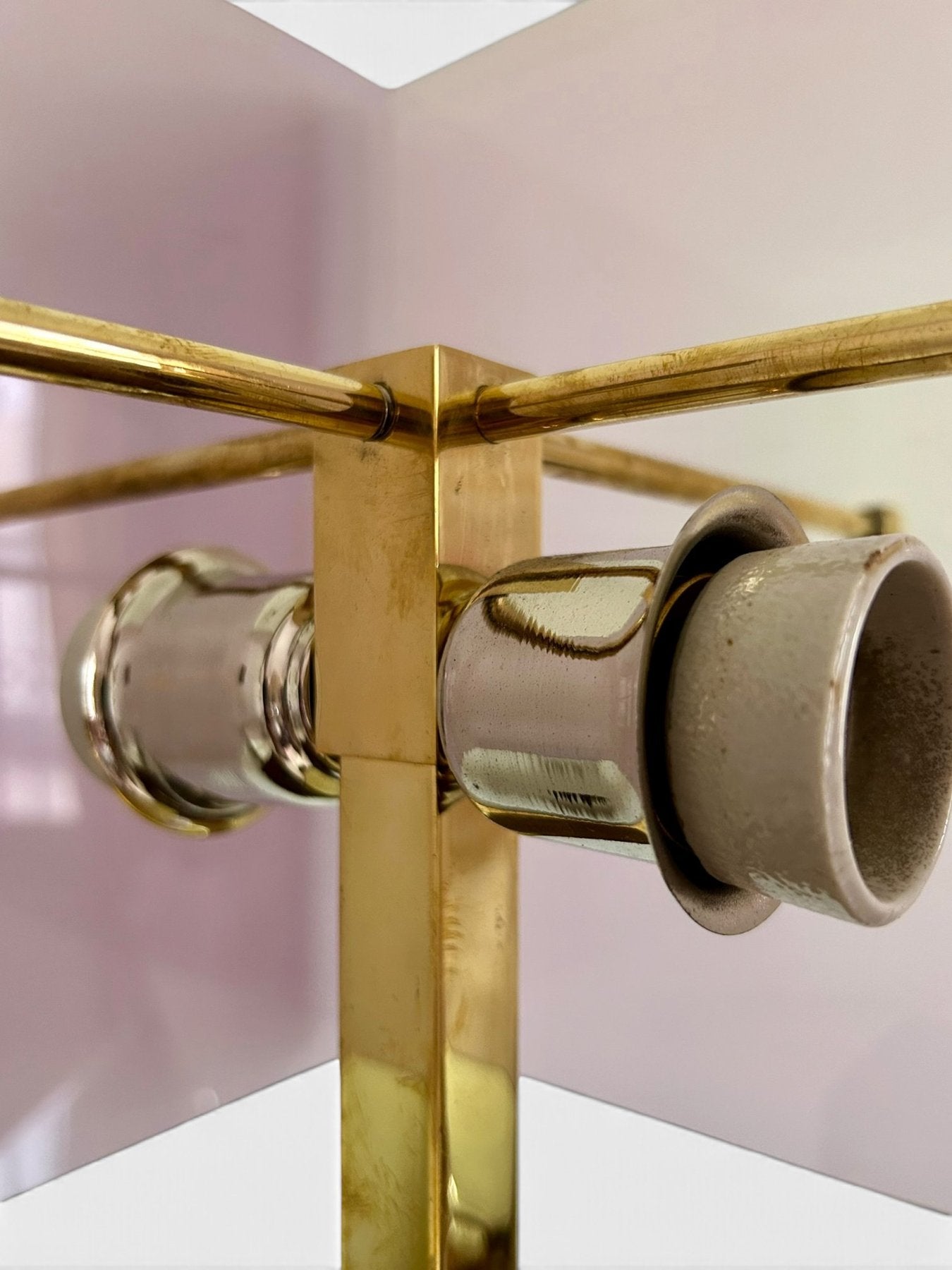 Italian_Table_Lamp_Attributed_to_Romeo_Rega_in_Mauve_Lucite_and_Brass,_1970s