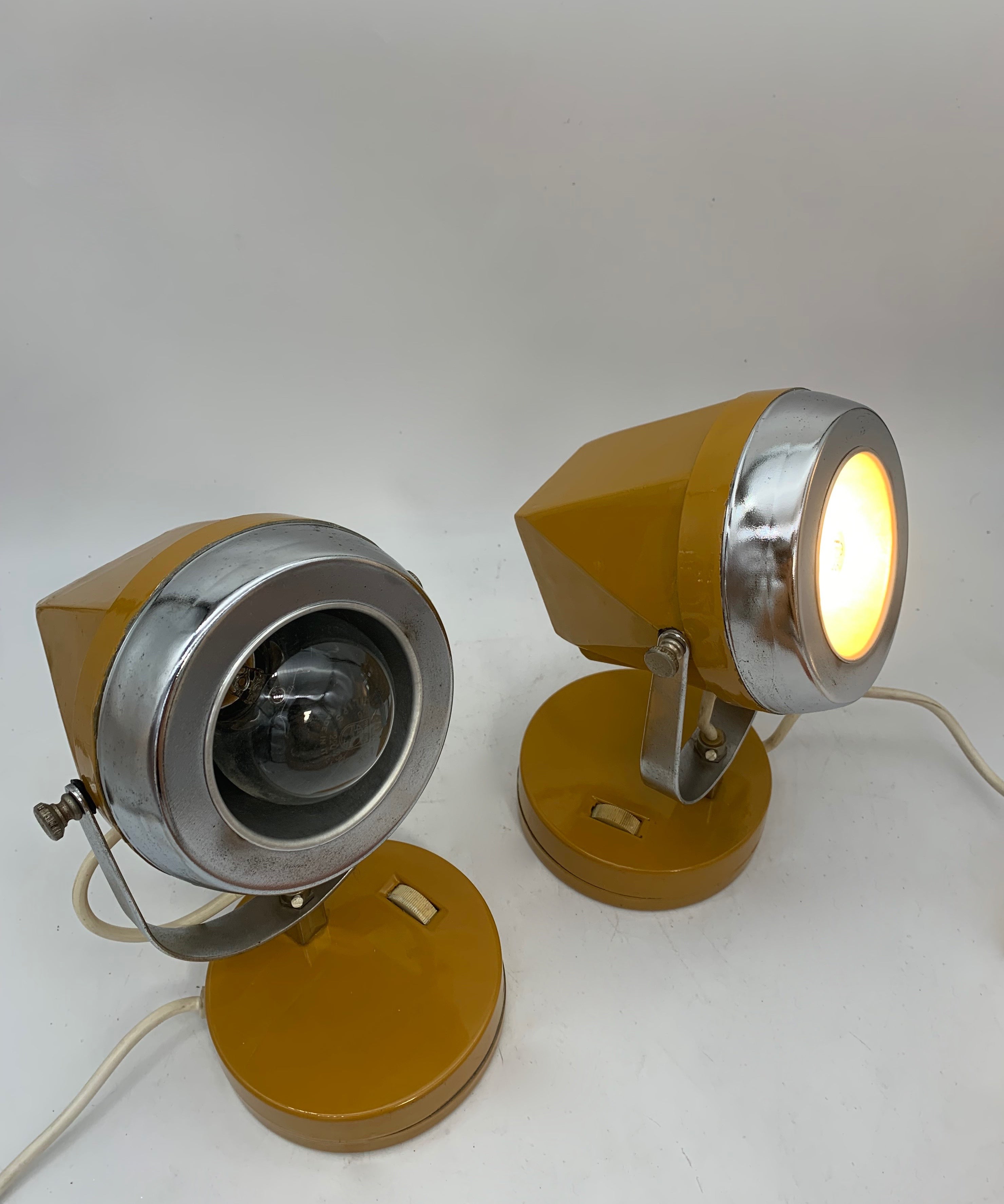 Set_of_2_Space_Age_Table_Lamps_Attributed_to_Reggiani,_Mustard_Yellow_Metal_Spotlights,_Italian_Design,_1970s