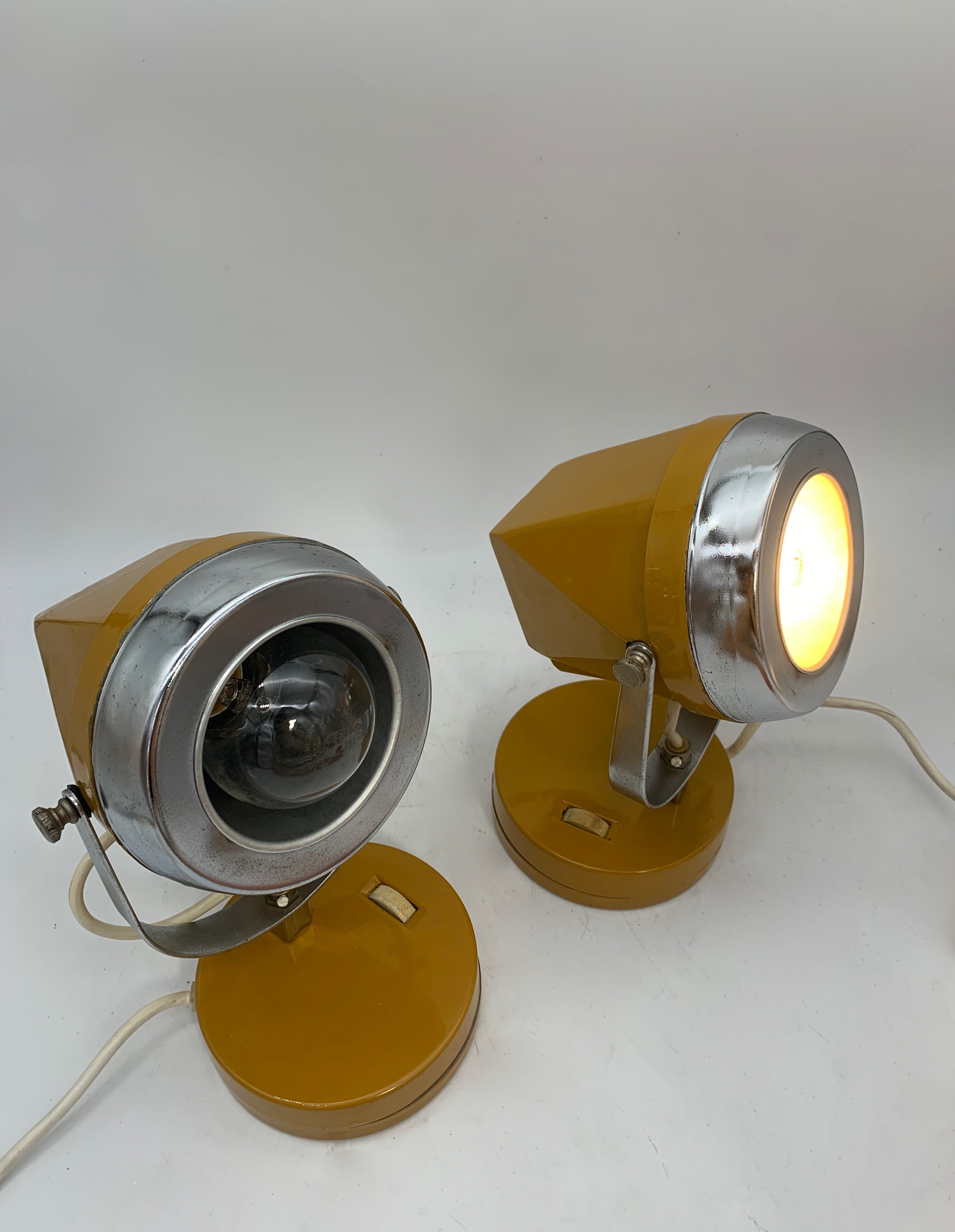 Set_of_2_Space_Age_Table_Lamps_Attributed_to_Reggiani,_Mustard_Yellow_Metal_Spotlights,_Italian_Design,_1970s