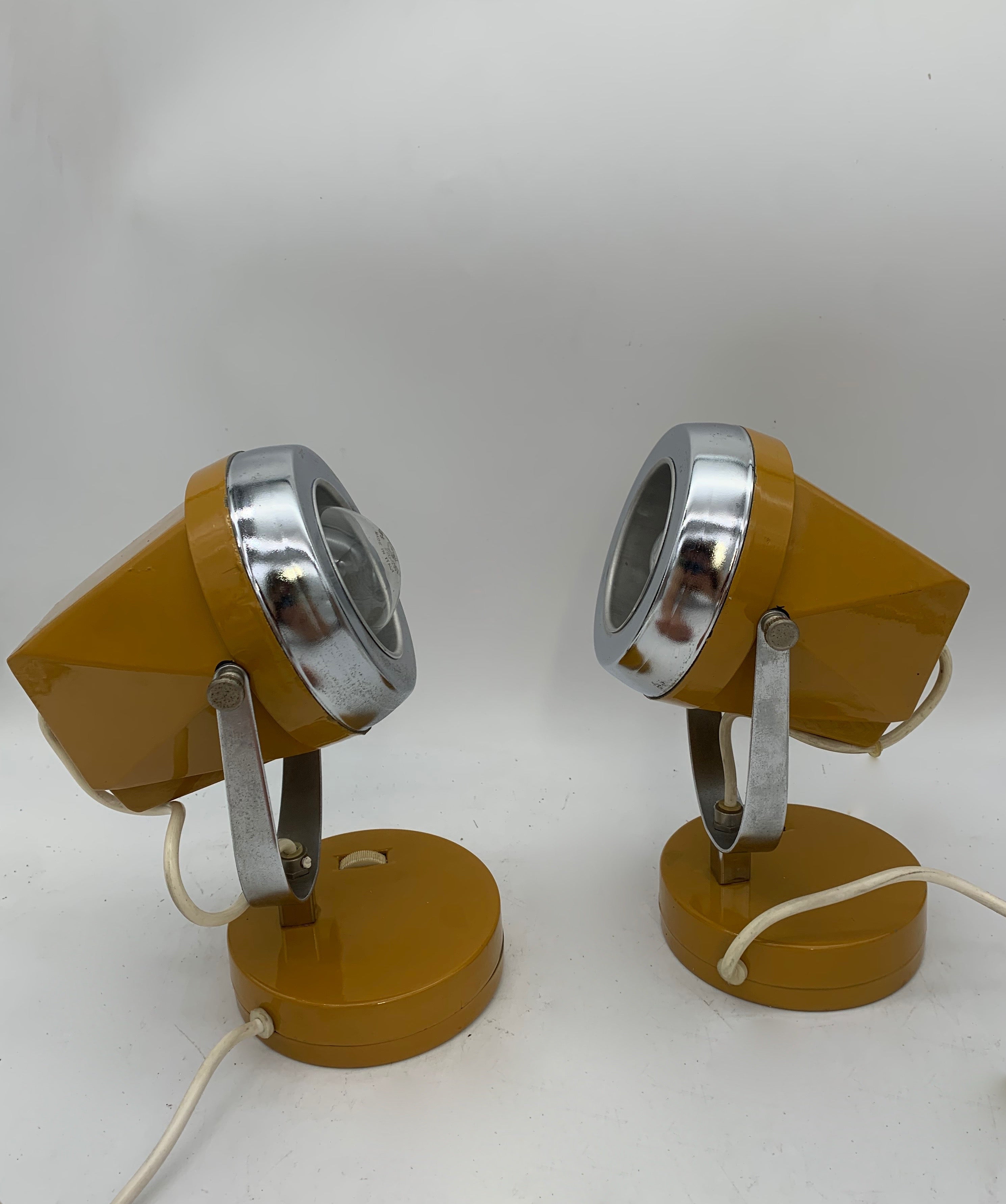Set_of_2_Space_Age_Table_Lamps_Attributed_to_Reggiani,_Mustard_Yellow_Metal_Spotlights,_Italian_Design,_1970s