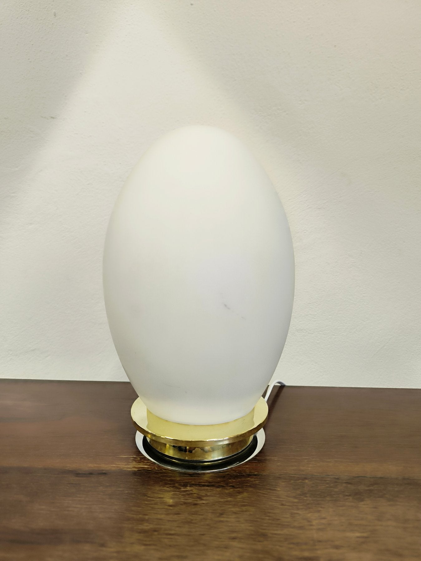 Lampada_Egg_in_vetro_di_Murano_opalino_di_Manifattura_Di_Murano,_1960