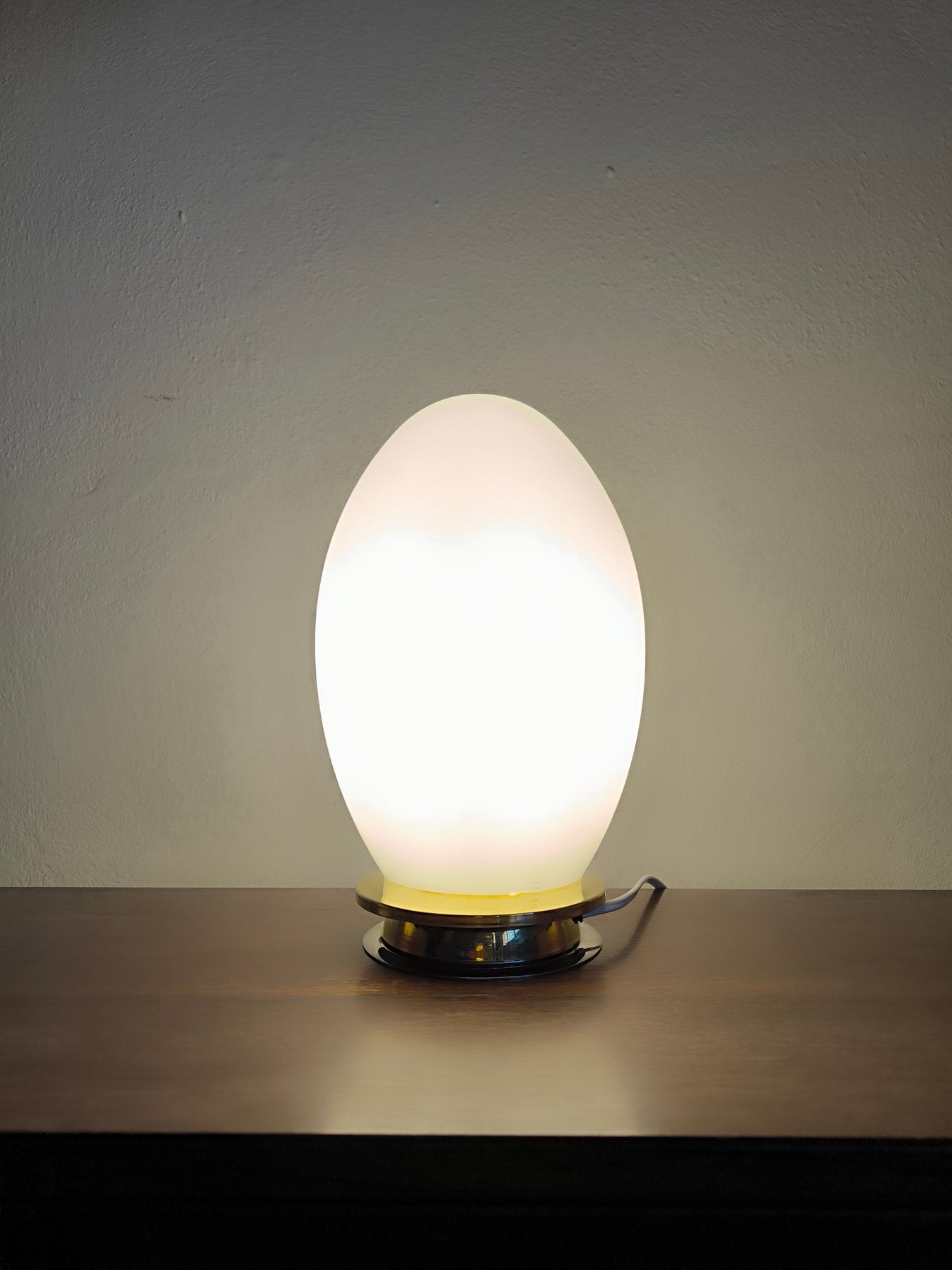 Lampada_Egg_in_vetro_di_Murano_opalino_di_Manifattura_Di_Murano,_1960