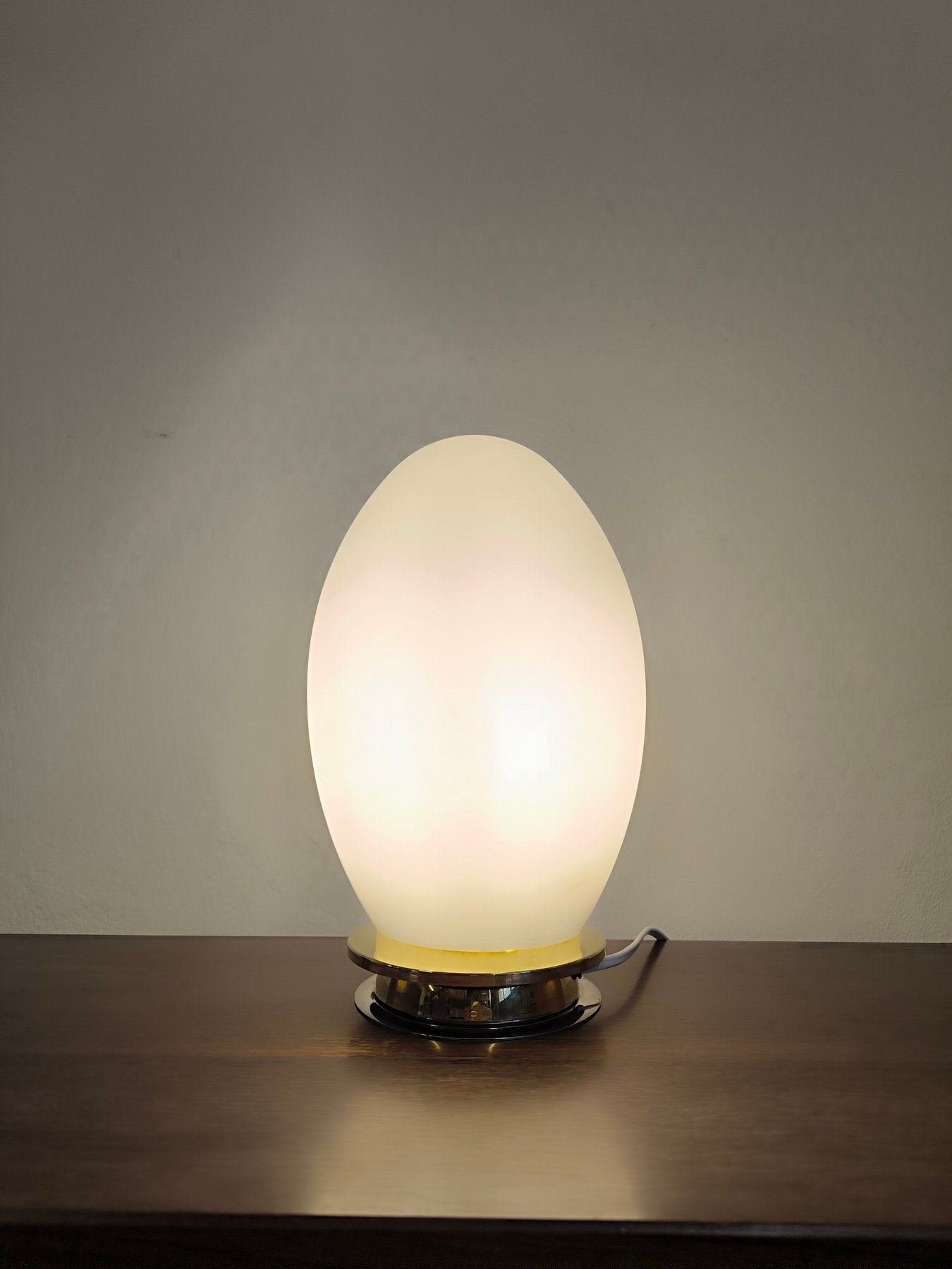 Lampada_Egg_in_vetro_di_Murano_opalino_di_Manifattura_Di_Murano,_1960