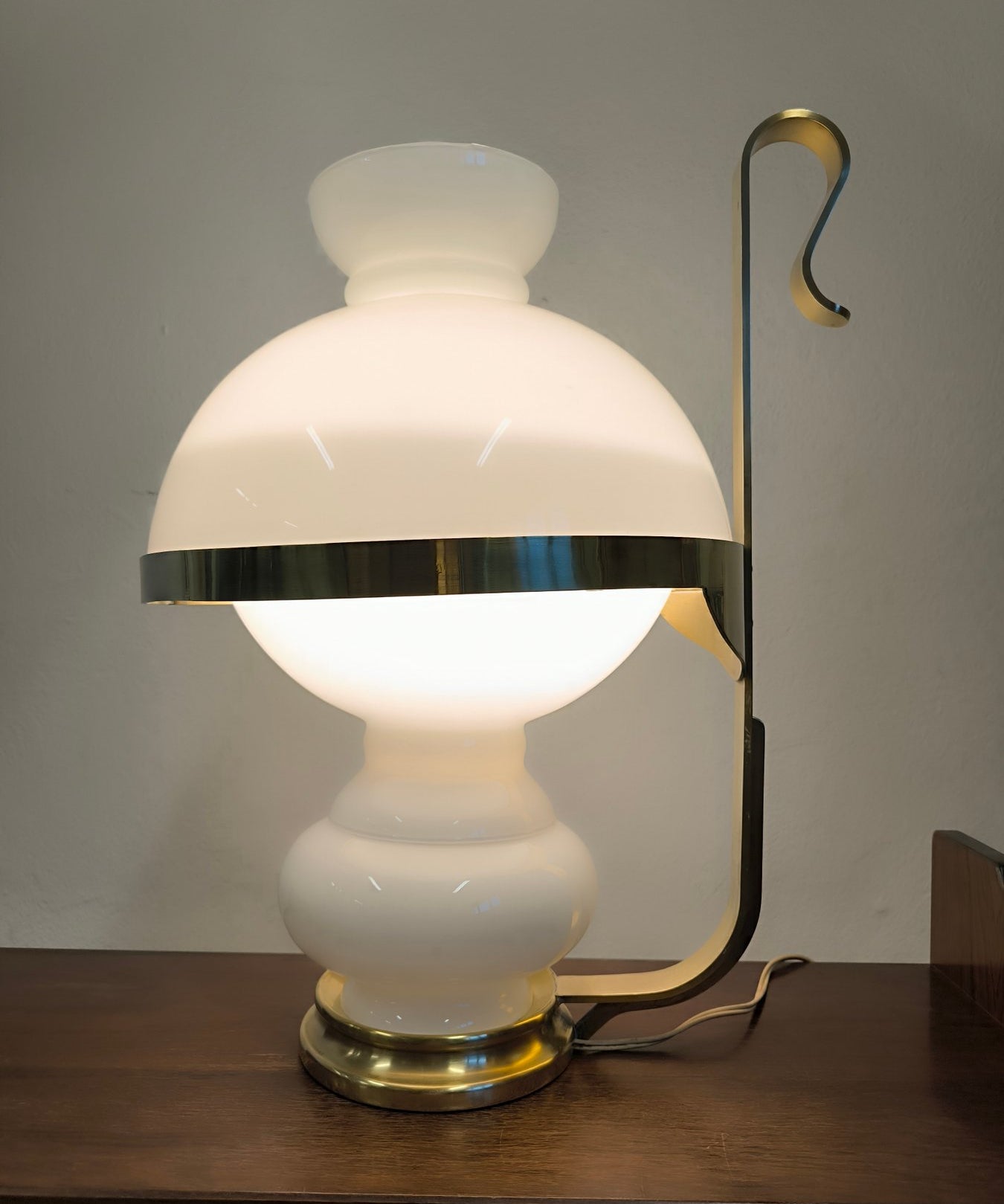 Lampada_in_ottone_e_vetro_opalino_di_Vecchia_Marina,_1950