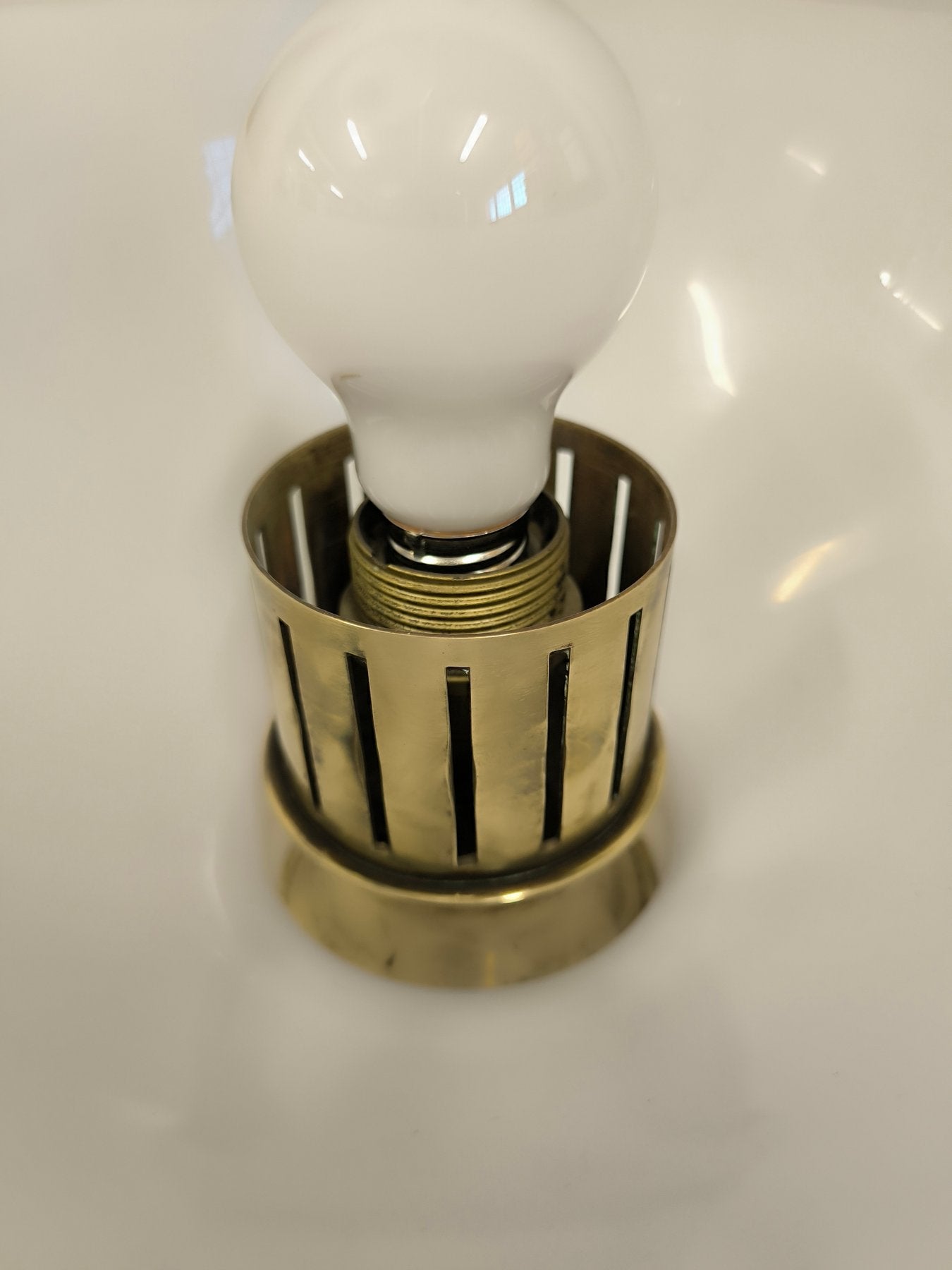 Lampada_in_ottone_e_vetro_opalino_di_Vecchia_Marina,_1950