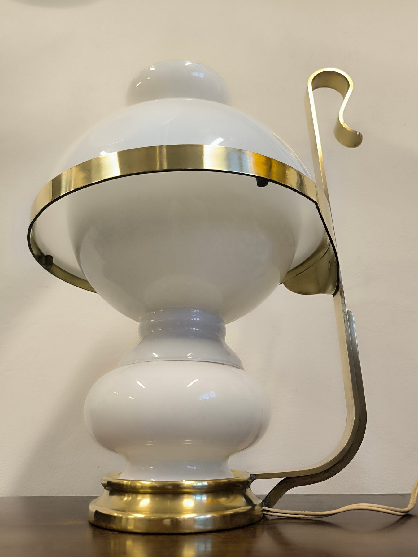 Lampada_in_ottone_e_vetro_opalino_di_Vecchia_Marina,_1950