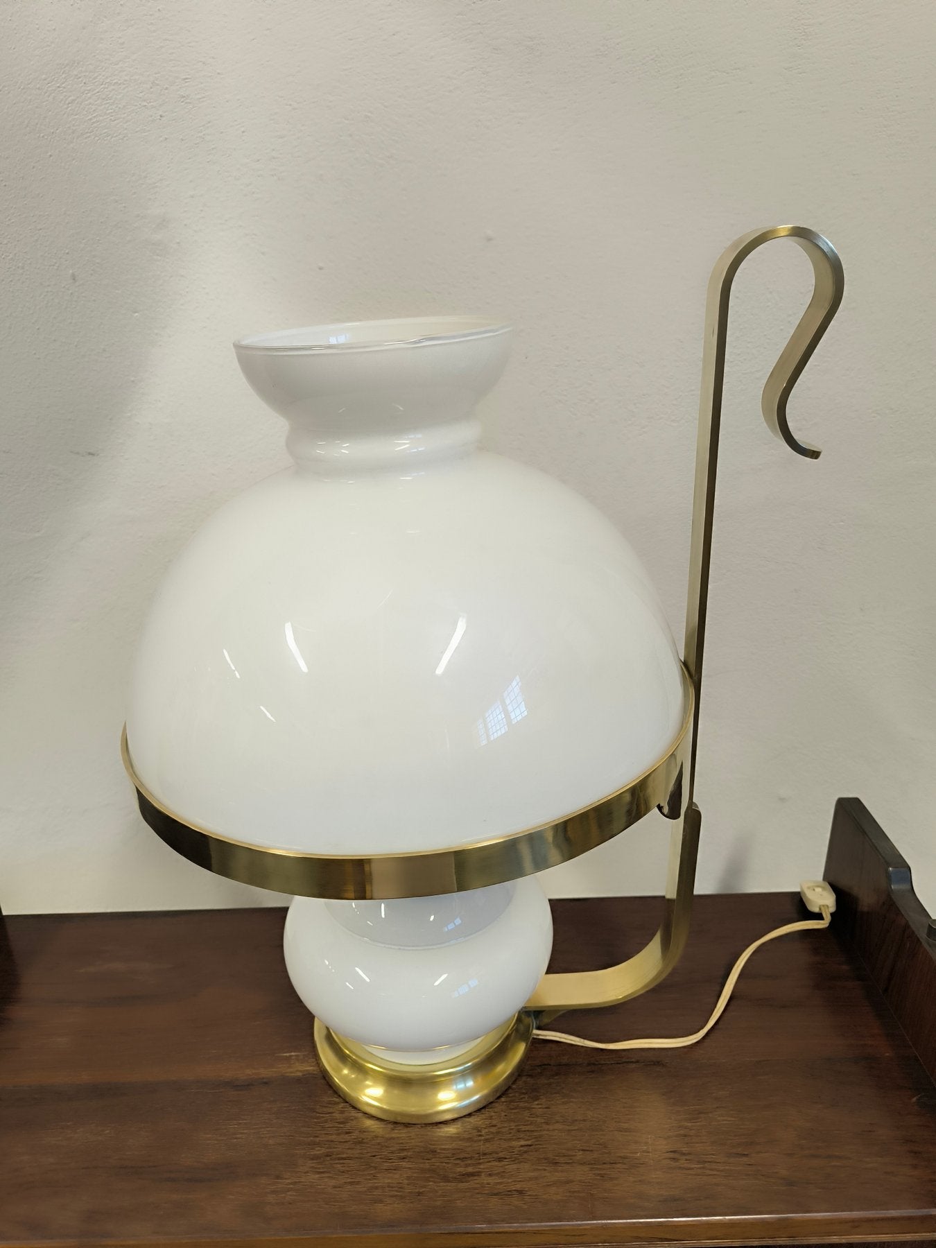 Lampada_in_ottone_e_vetro_opalino_di_Vecchia_Marina,_1950