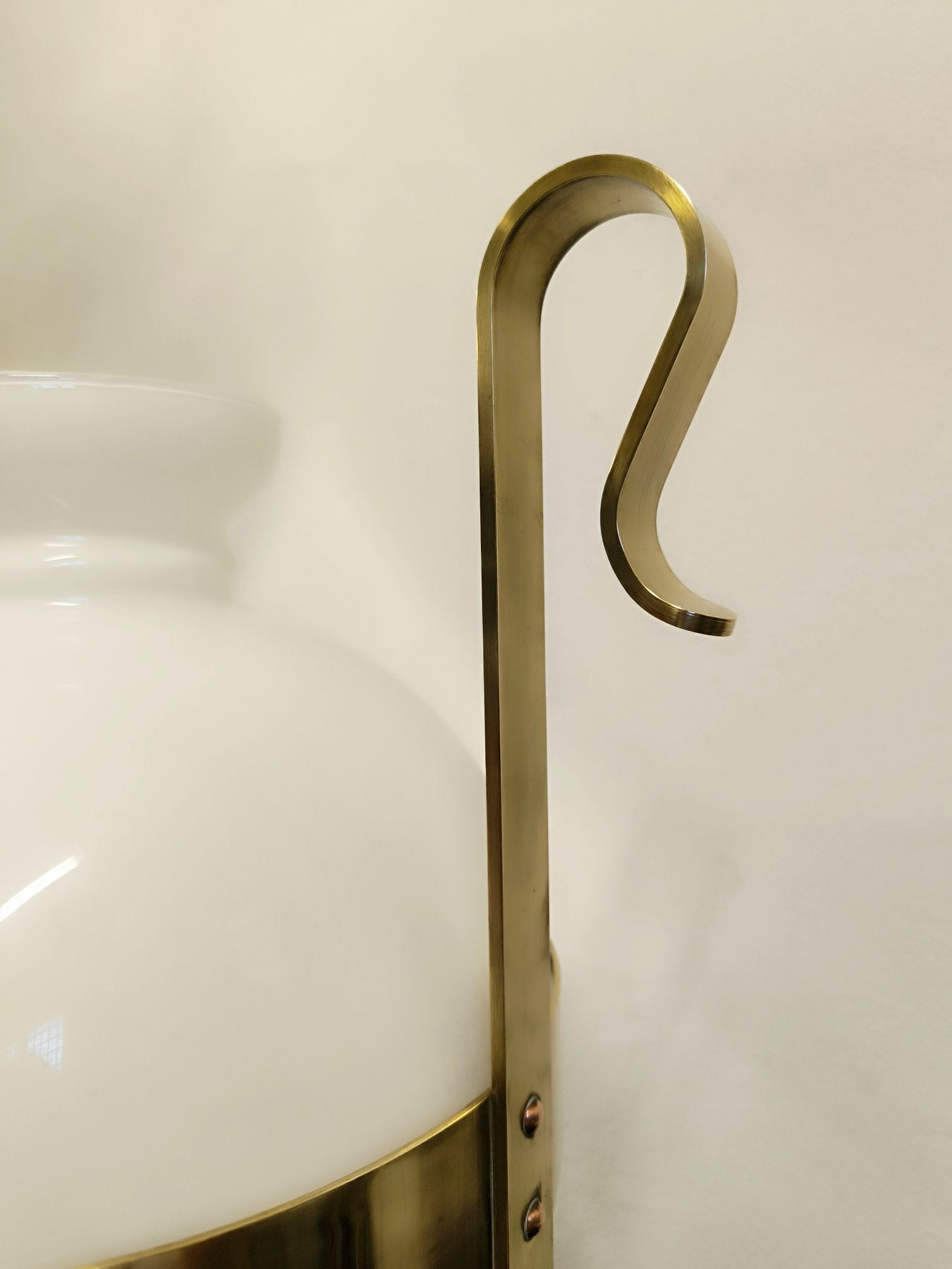 Lampada_in_ottone_e_vetro_opalino_di_Vecchia_Marina,_1950