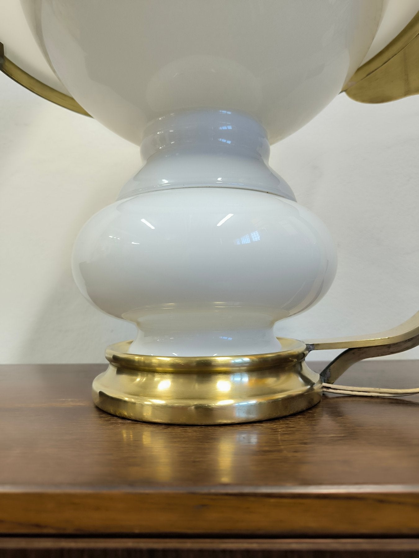 Lampada_in_ottone_e_vetro_opalino_di_Vecchia_Marina,_1950