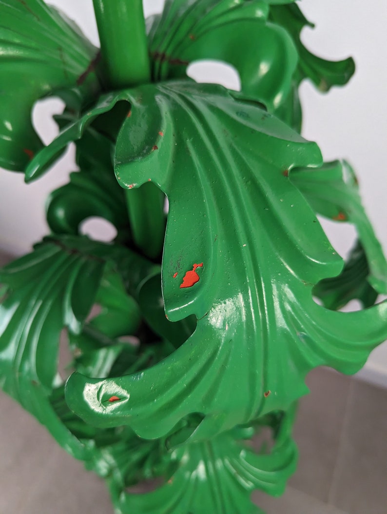 Large_acanthus_leaf_metal_floor_lamp,_1950s