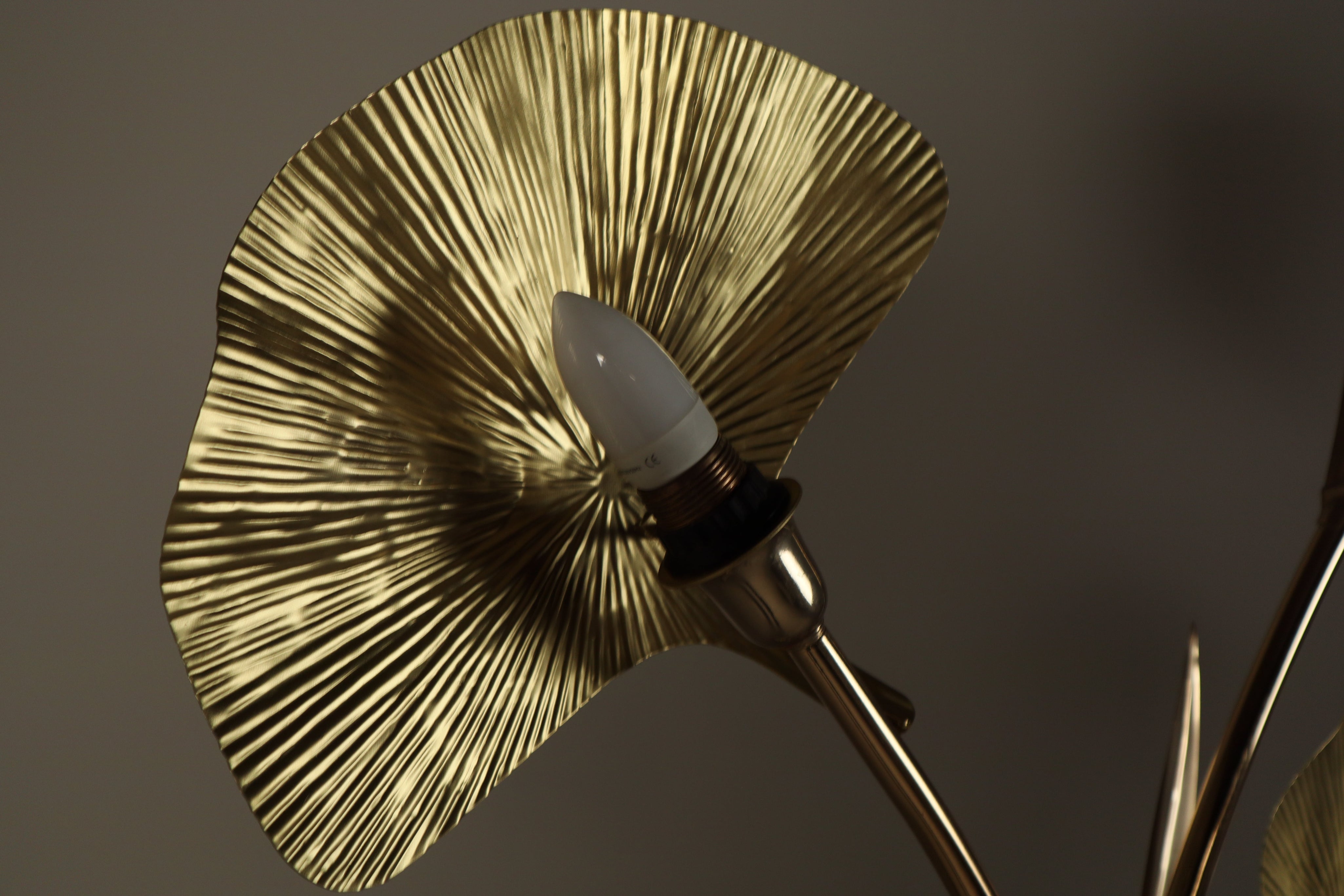 Large_brass_flamingo_floor_lamp_with_sculptural_Ginkgo_leaves,_Italy,_1970s