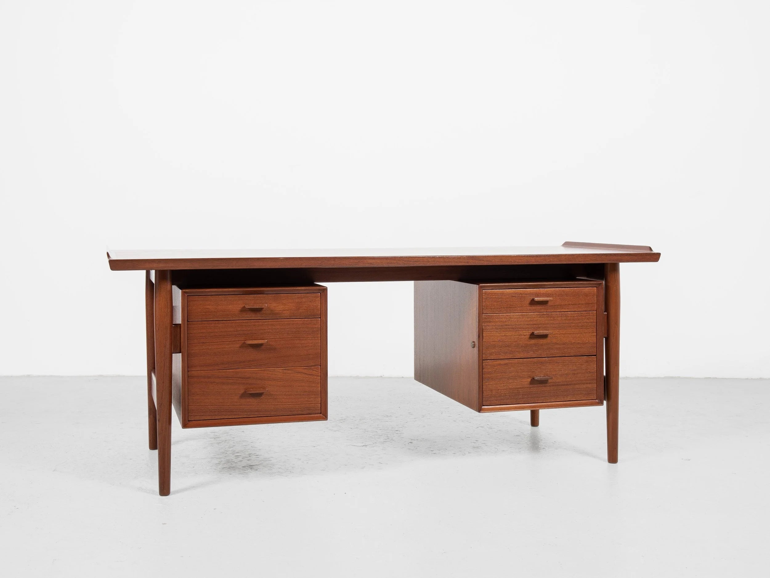Large_Desk_by_Arne_Vodder_for_Sibast,_Teak,_1960s,_Denmark