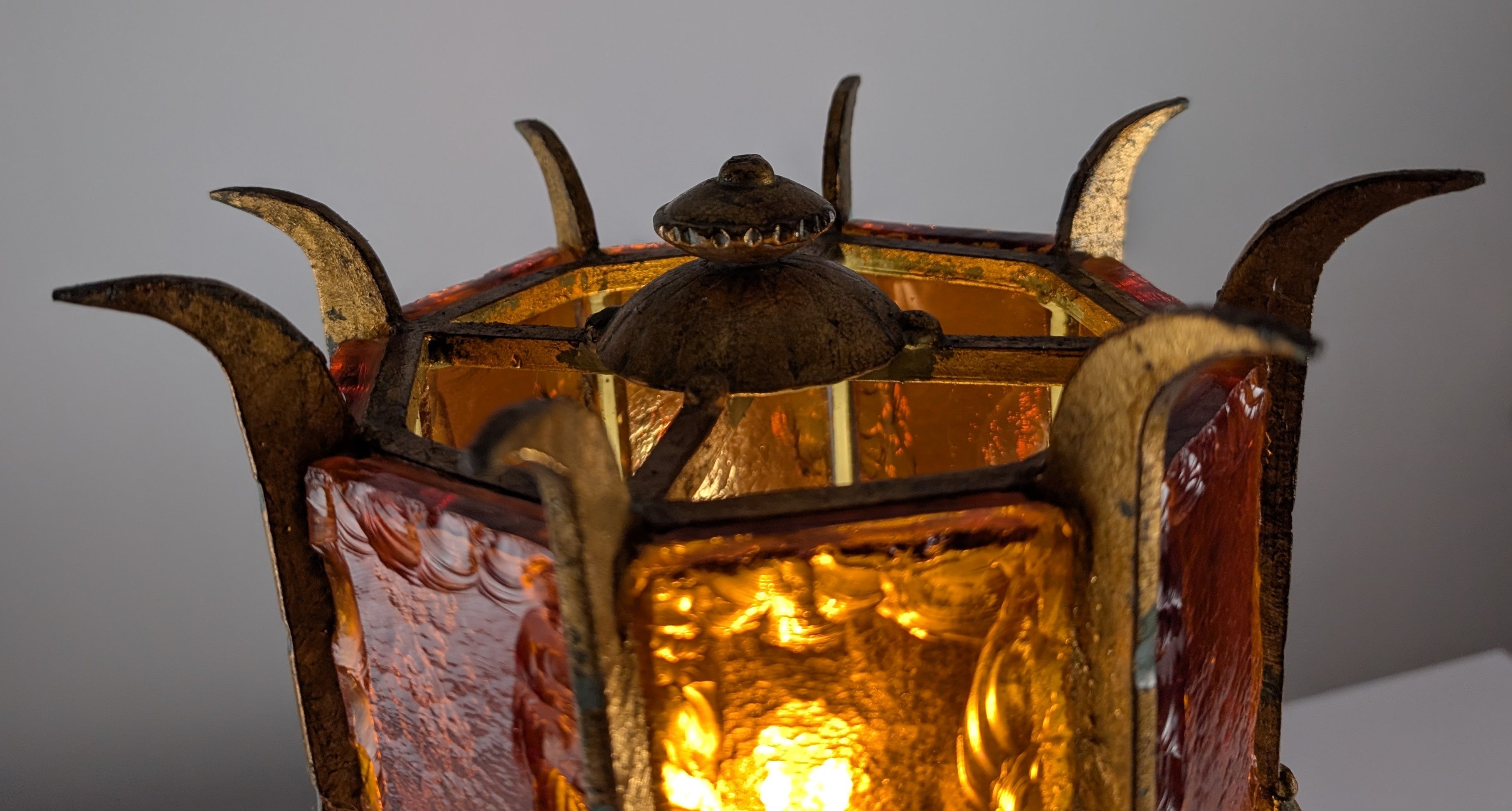 Large_Longobard_Gilded_Metal_and_Red_Hammered_Glass_Table_Lamp