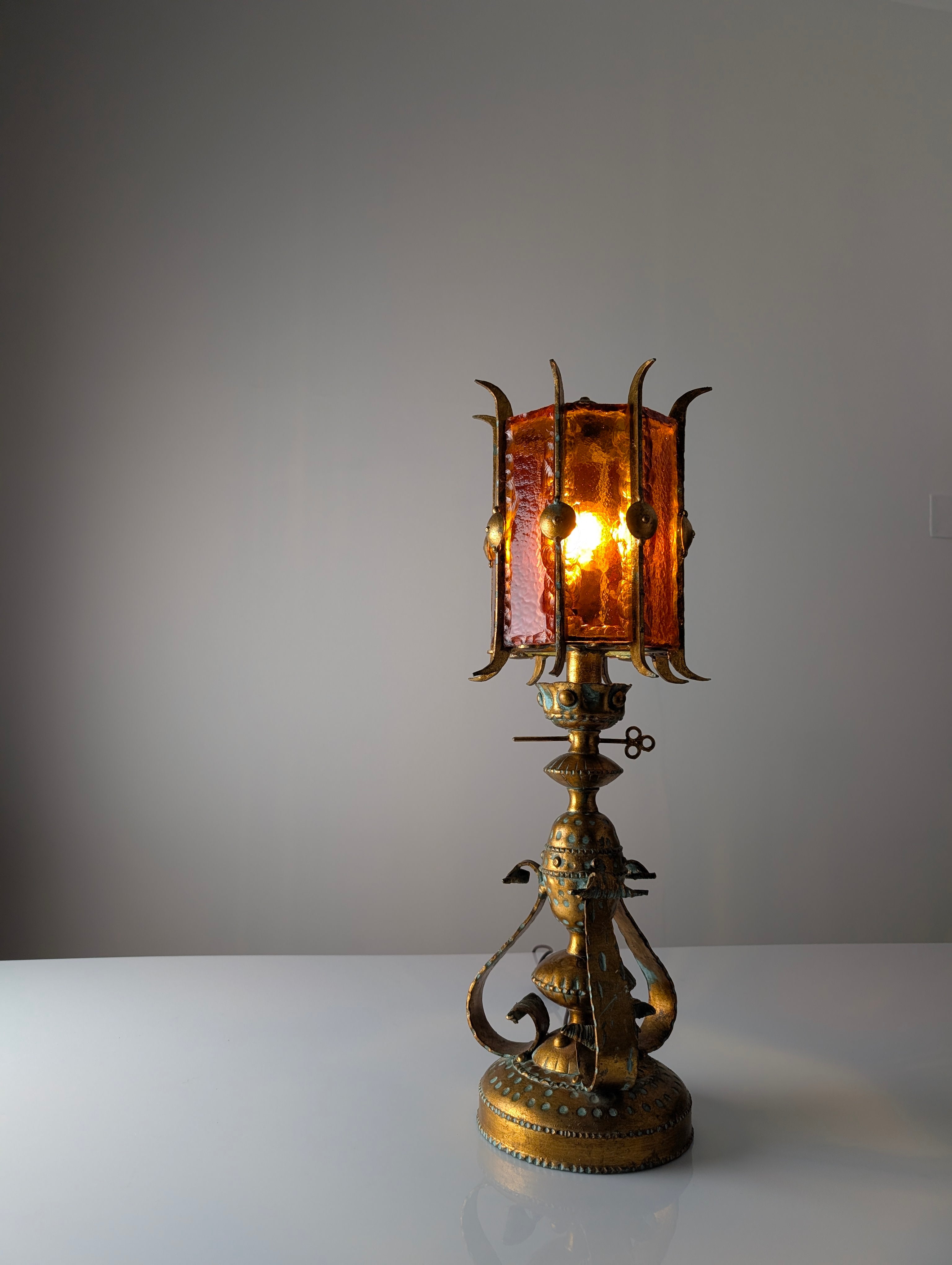 Large_Longobard_Gilded_Metal_and_Red_Hammered_Glass_Table_Lamp