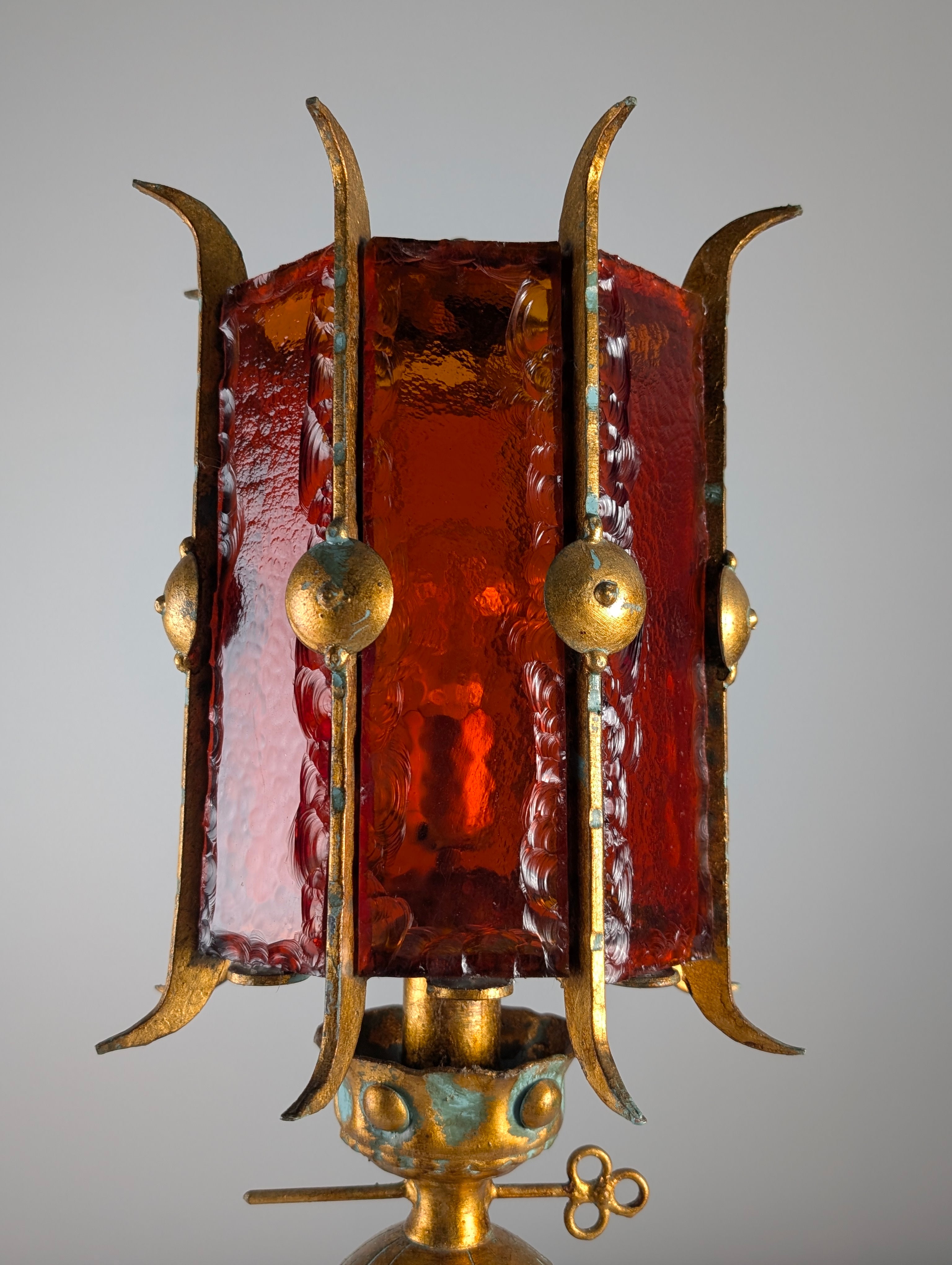 Large_Longobard_Gilded_Metal_and_Red_Hammered_Glass_Table_Lamp
