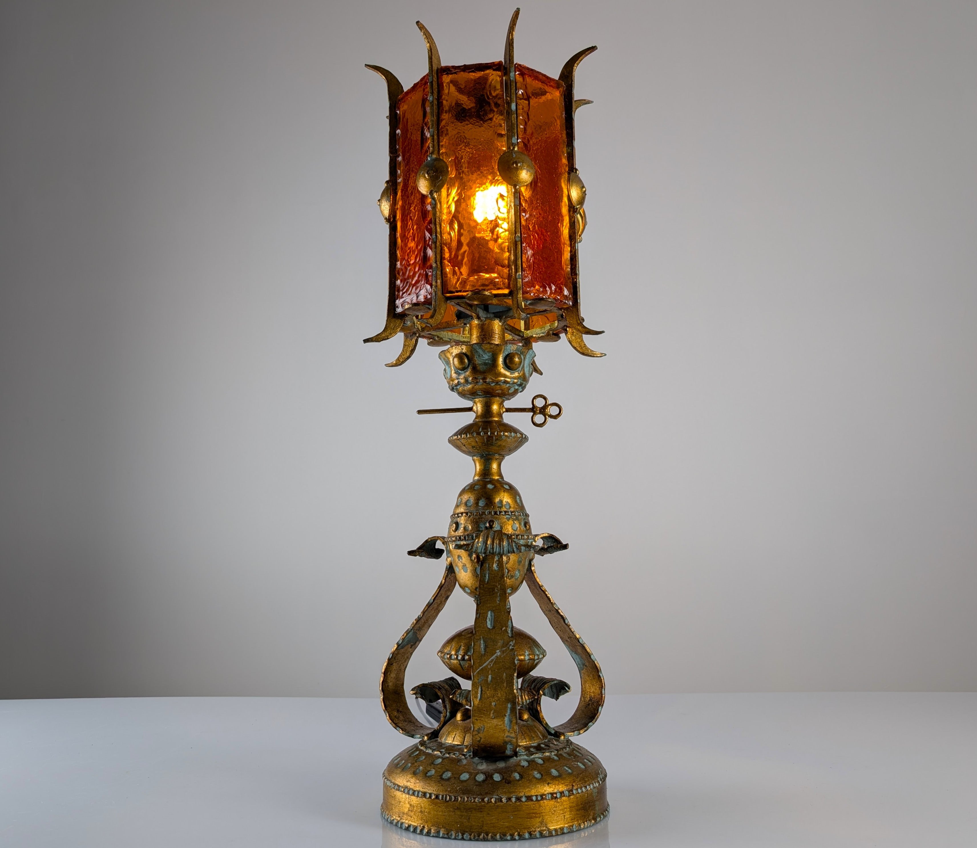 Large_Longobard_Gilded_Metal_and_Red_Hammered_Glass_Table_Lamp