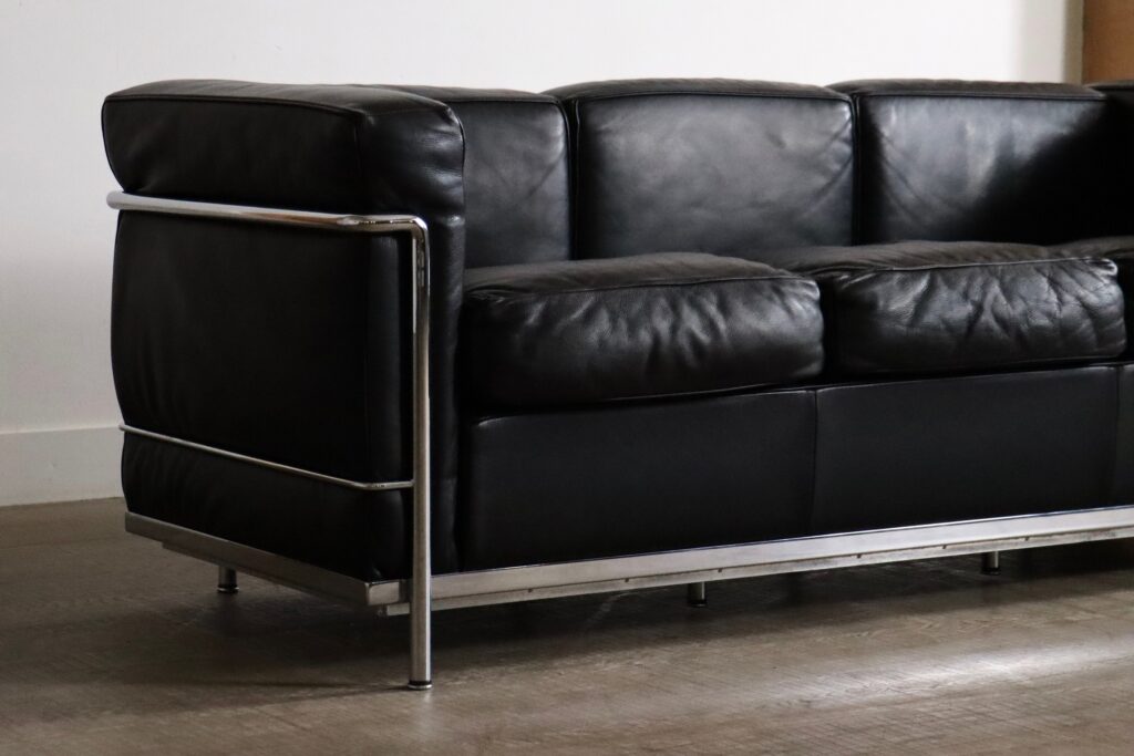 LC2_Three-Seater_Sofa_by_Le_Corbusier,_Pierre_Jeanneret_and_Charlotte_Perriand_for_Cassina,_Italy,_1980s