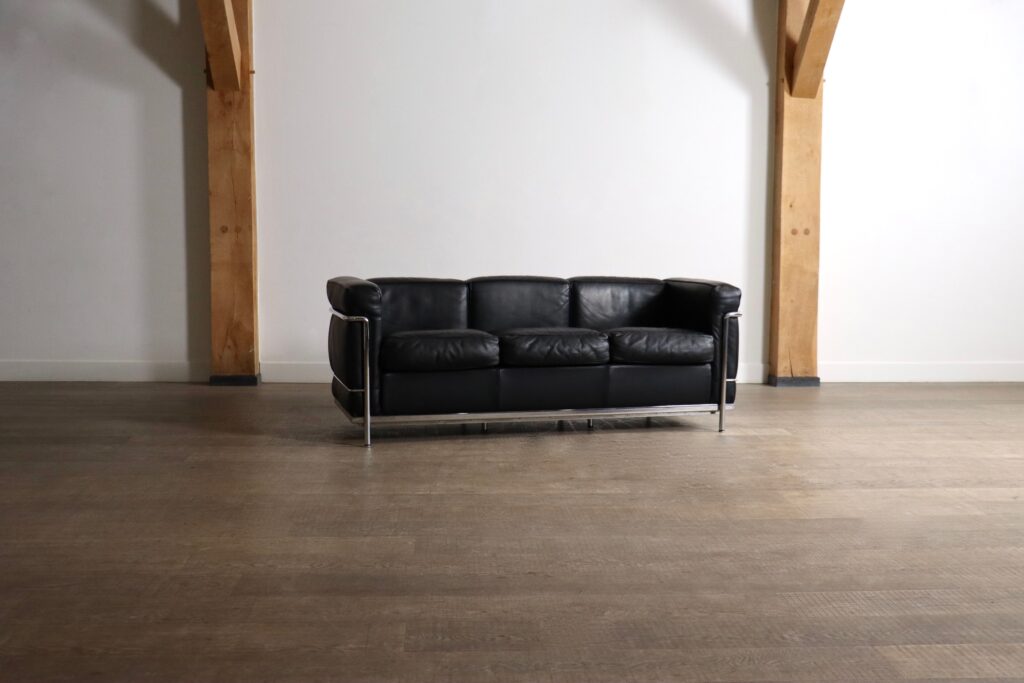 LC2_Three-Seater_Sofa_by_Le_Corbusier,_Pierre_Jeanneret_and_Charlotte_Perriand_for_Cassina,_Italy,_1980s