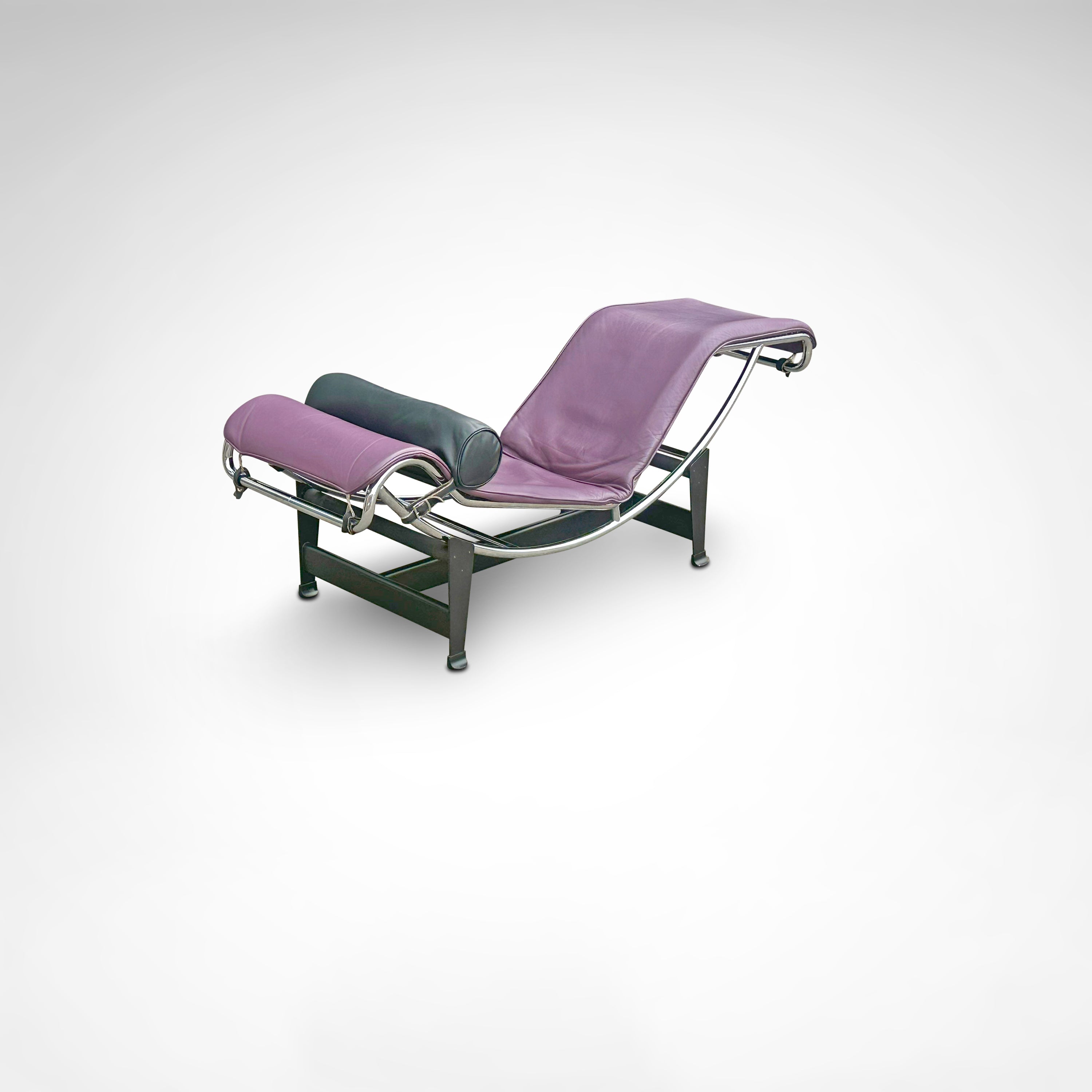 LC4_limited_edition_chaise_longue_by_Le_Corbusier_for_Cassina_1990s