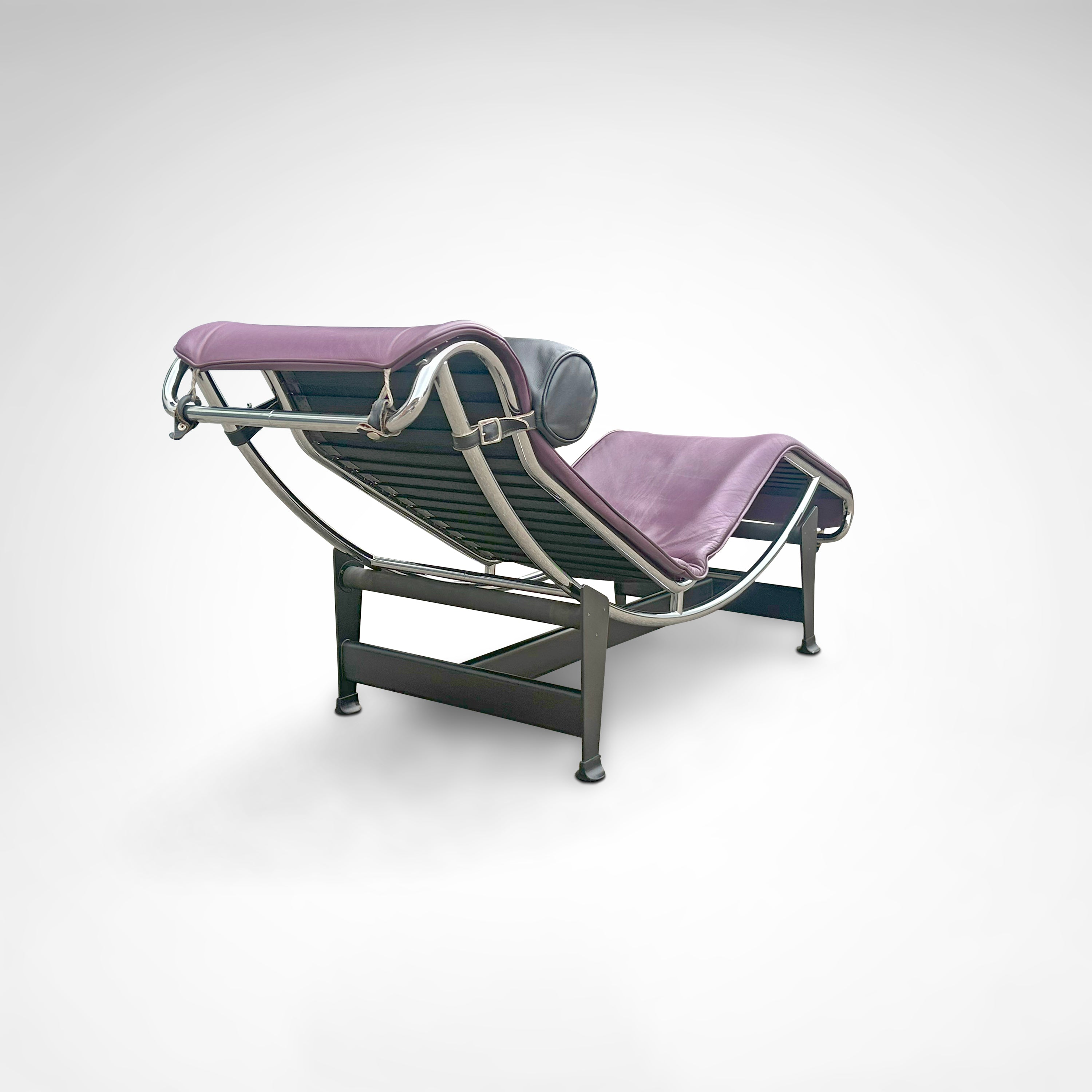 LC4_limited_edition_chaise_longue_by_Le_Corbusier_for_Cassina_1990s