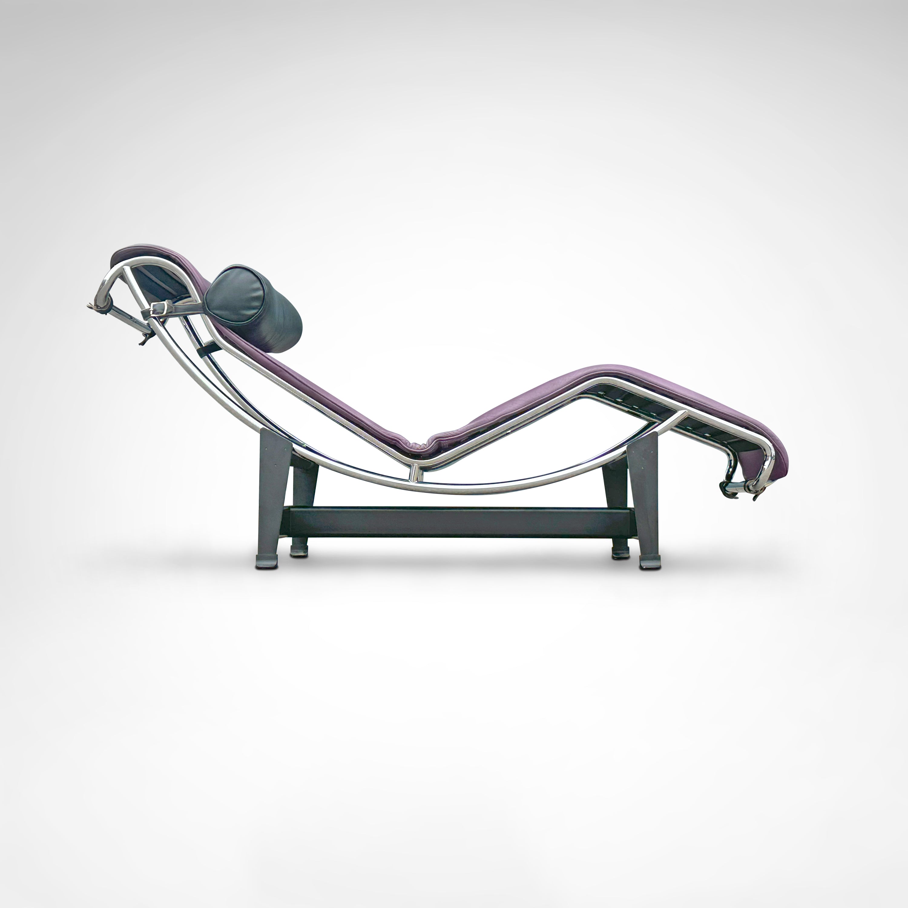LC4_limited_edition_chaise_longue_by_Le_Corbusier_for_Cassina_1990s