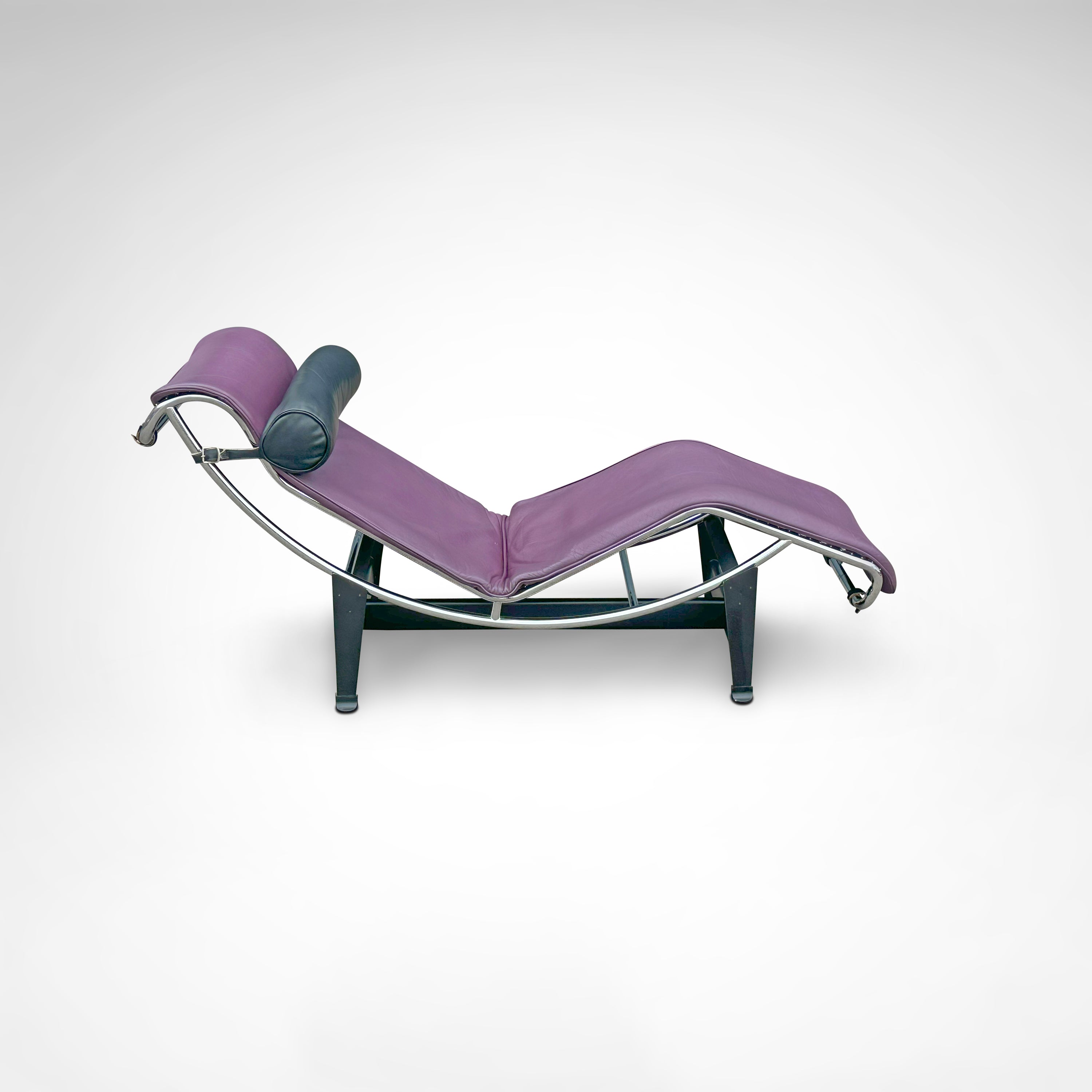 LC4_limited_edition_chaise_longue_by_Le_Corbusier_for_Cassina_1990s