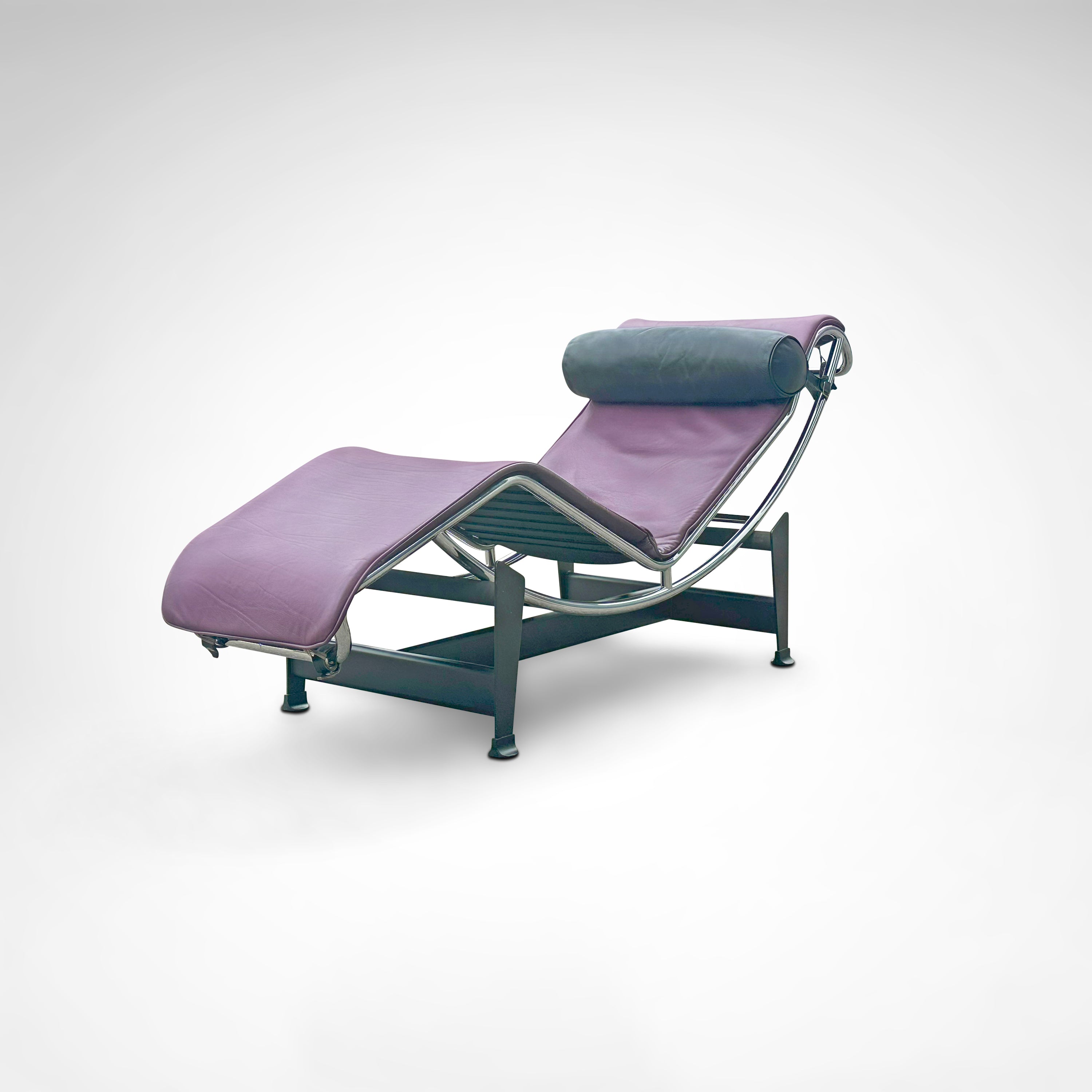 LC4_limited_edition_chaise_longue_by_Le_Corbusier_for_Cassina_1990s