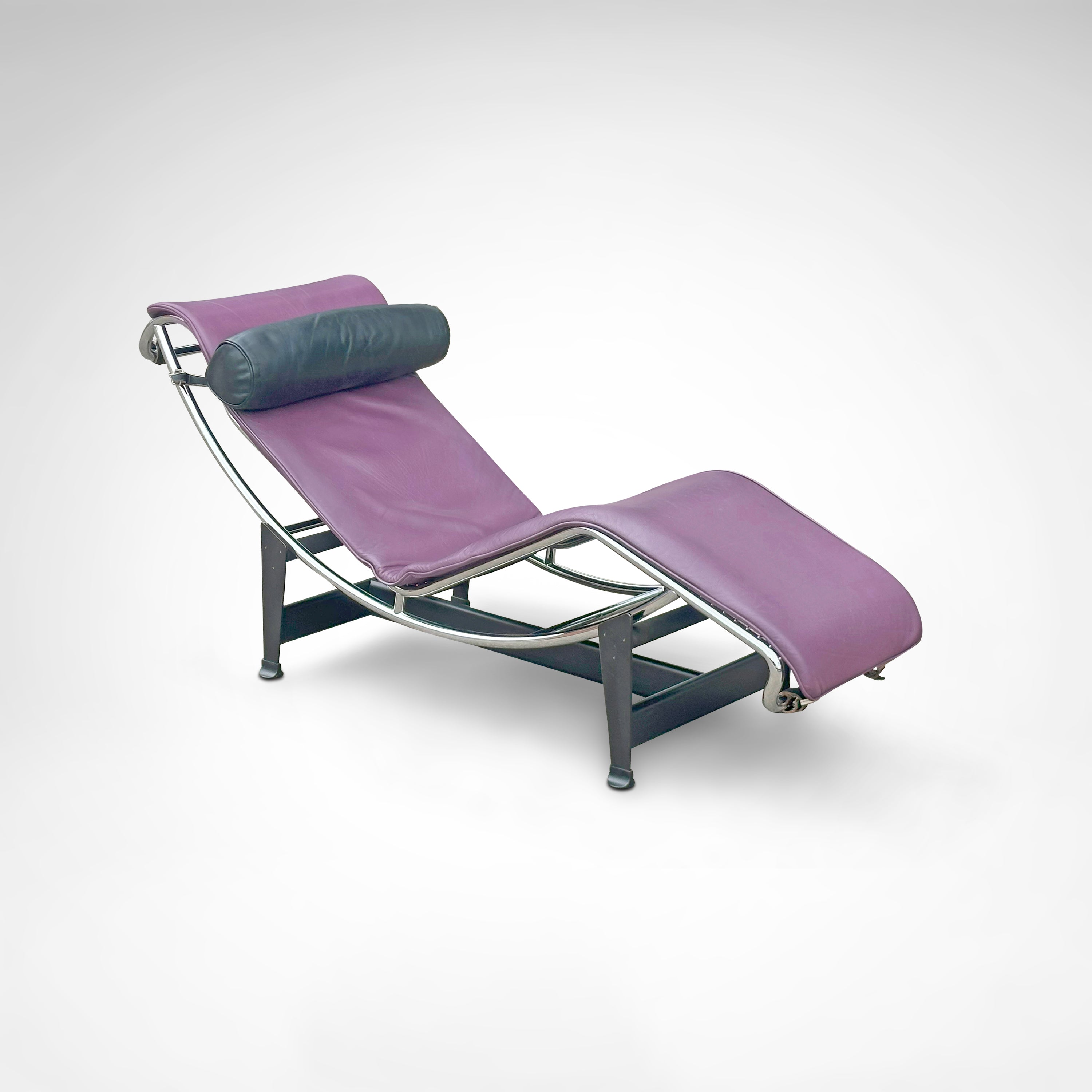 LC4_limited_edition_chaise_longue_by_Le_Corbusier_for_Cassina_1990s