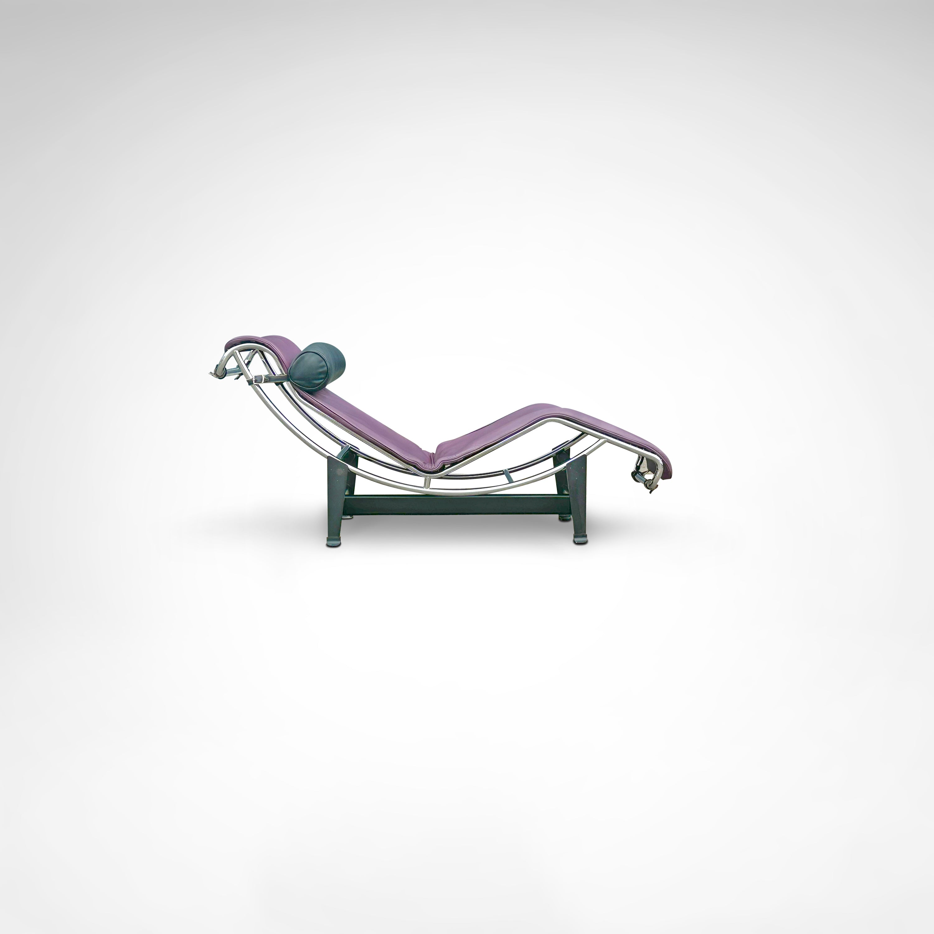 LC4_limited_edition_chaise_longue_by_Le_Corbusier_for_Cassina_1990s