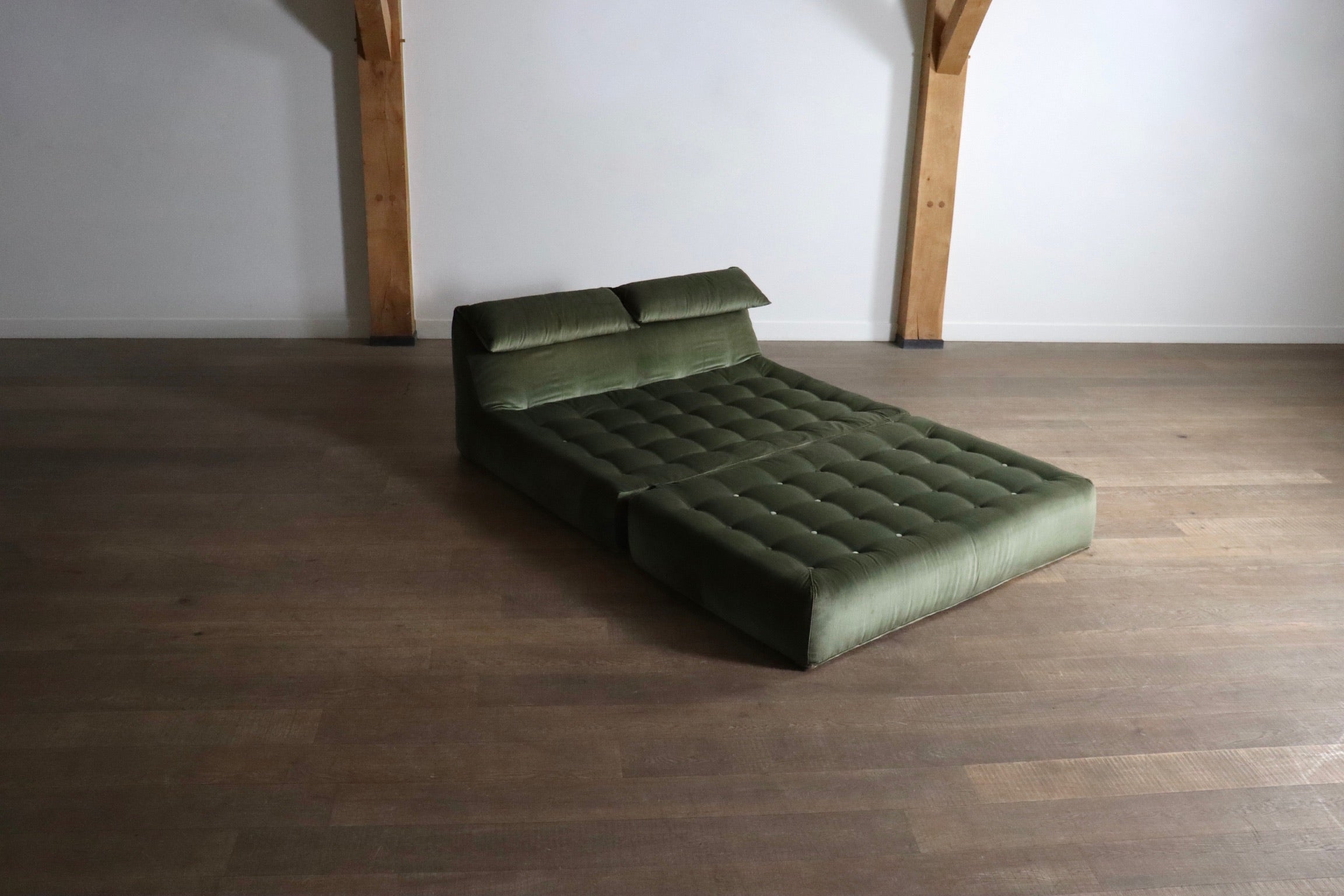 Le_bambole_bed_in_green_velvet_By_Mario_Bellini_for_B&B_Italia,_1970s