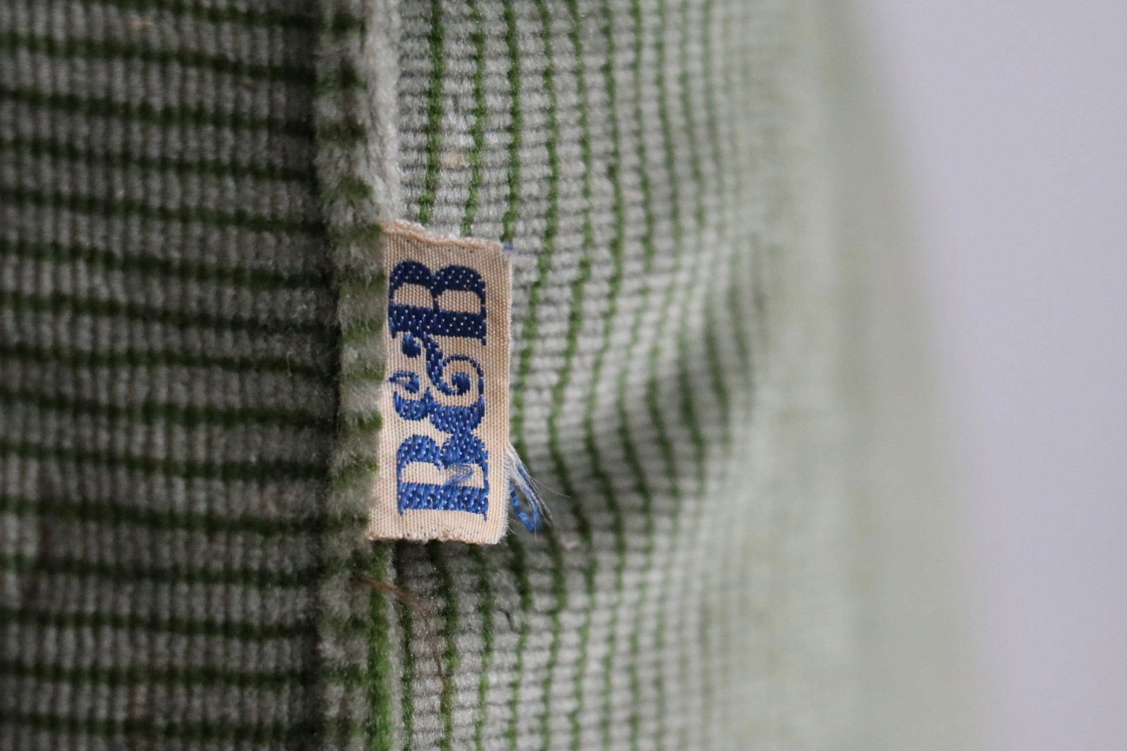 Le_bambole_bed_in_green_velvet_By_Mario_Bellini_for_B&B_Italia,_1970s