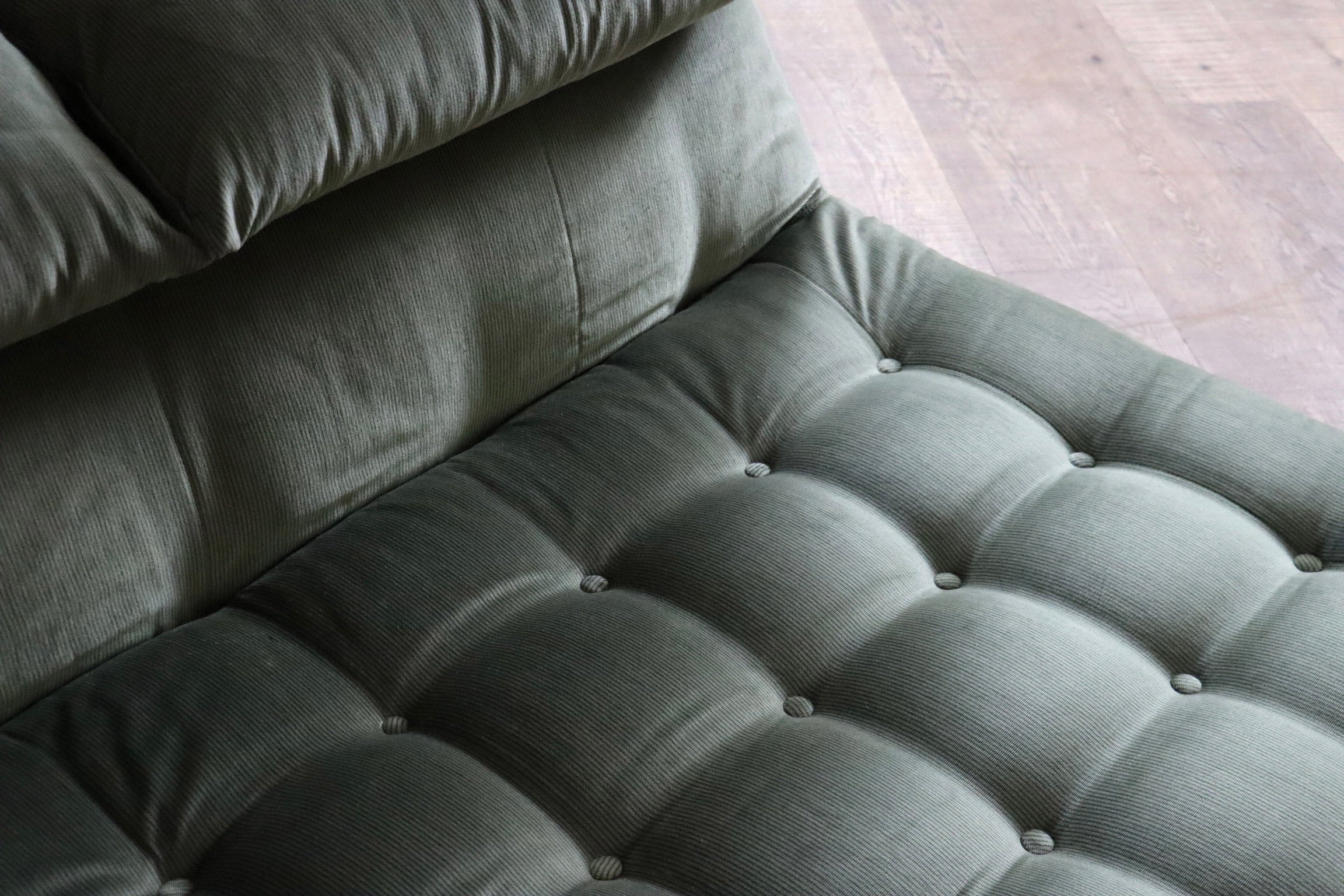 Le_bambole_bed_in_green_velvet_By_Mario_Bellini_for_B&B_Italia,_1970s