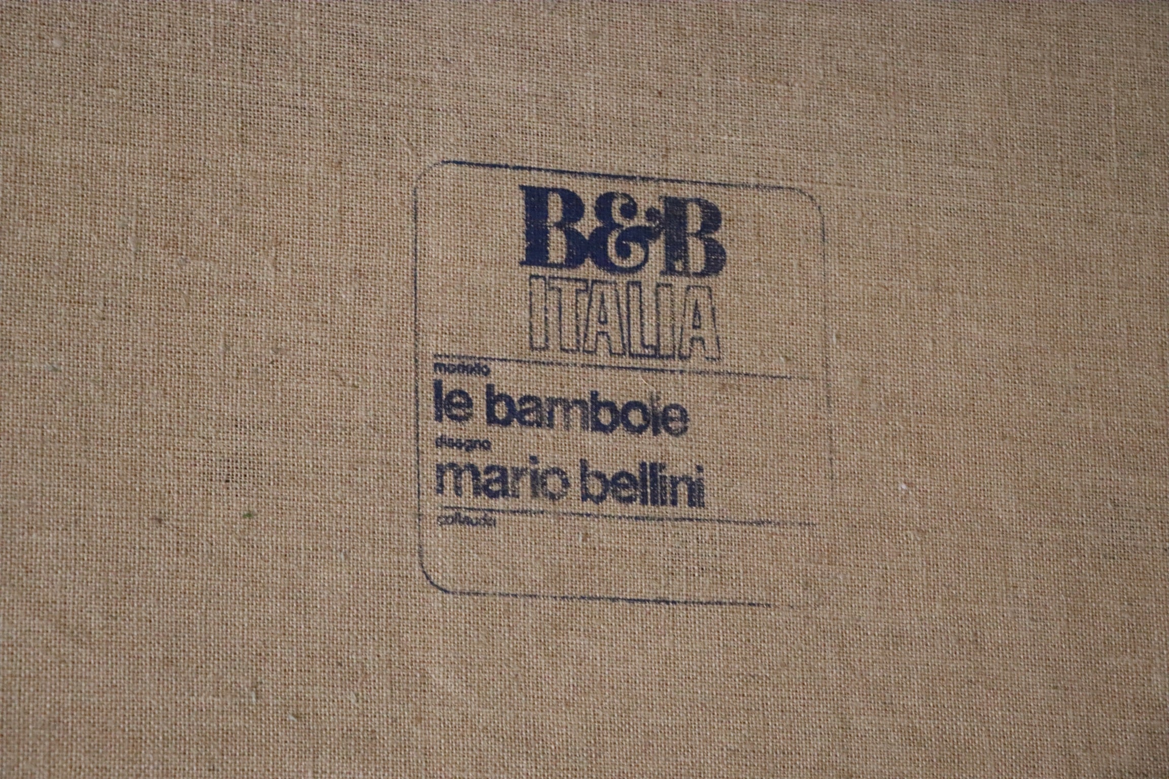 Le_bambole_bed_in_green_velvet_By_Mario_Bellini_for_B&B_Italia,_1970s