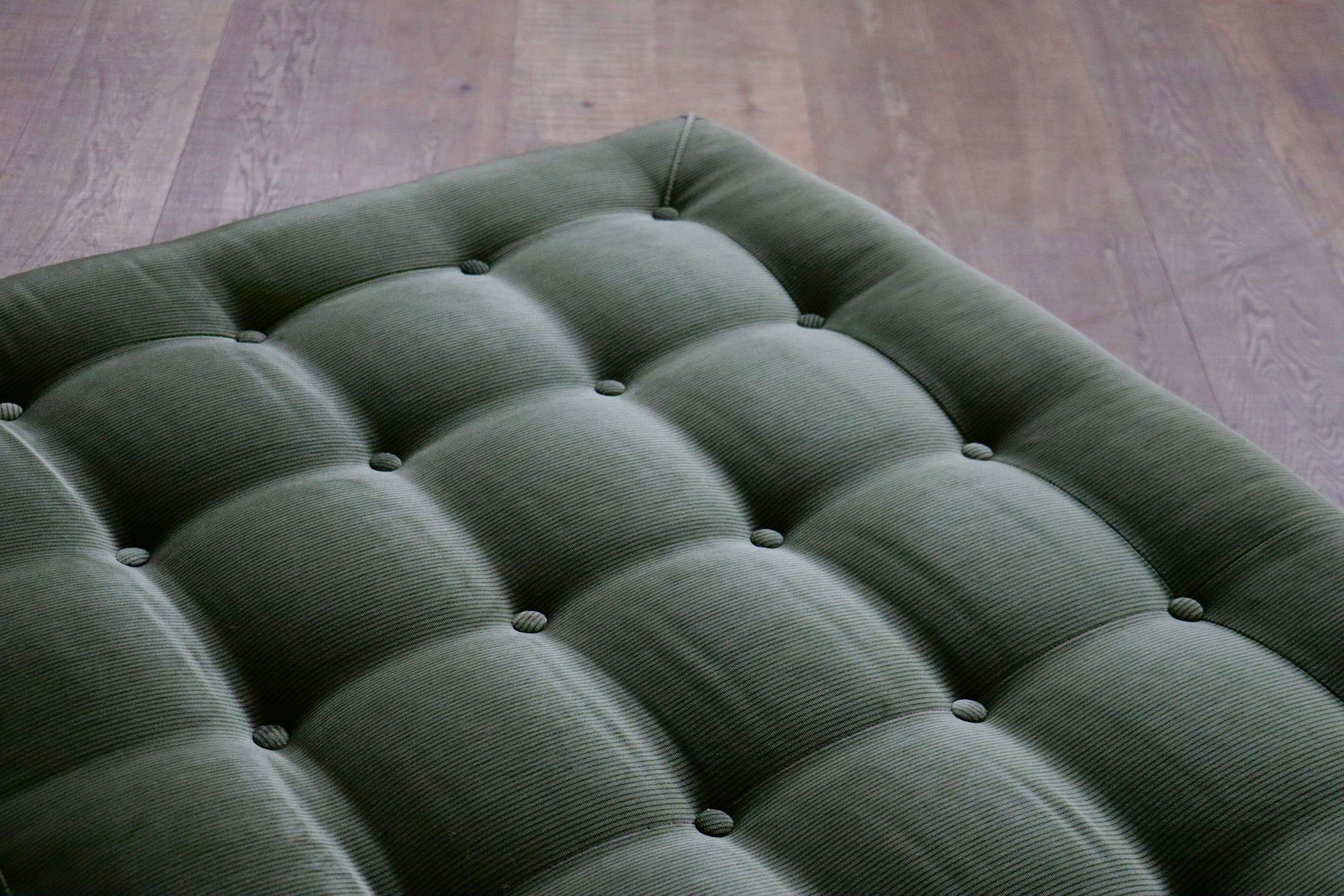 Le_bambole_bed_in_green_velvet_By_Mario_Bellini_for_B&B_Italia,_1970s