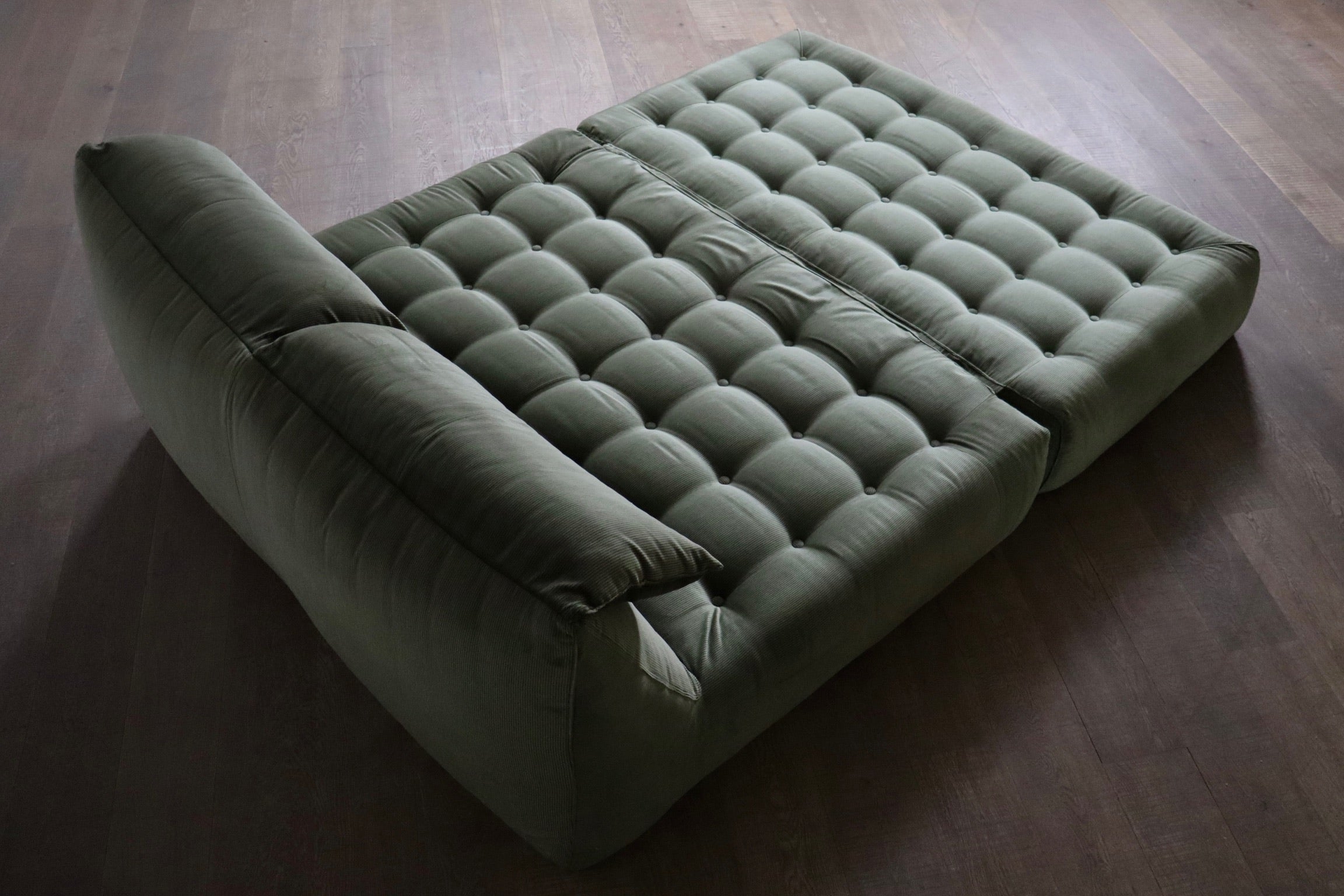 Le_bambole_bed_in_green_velvet_By_Mario_Bellini_for_B&B_Italia,_1970s