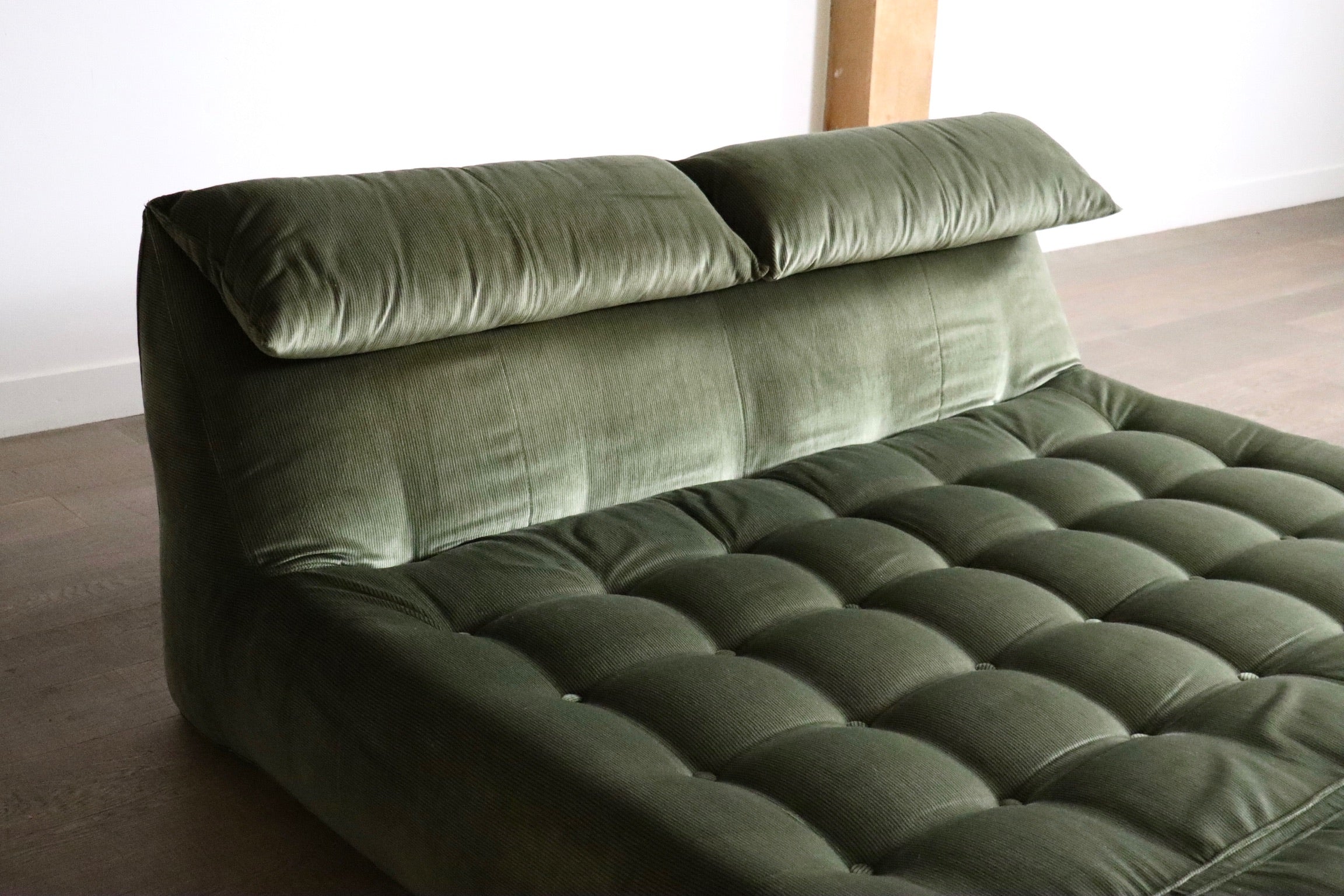 Le_bambole_bed_in_green_velvet_By_Mario_Bellini_for_B&B_Italia,_1970s