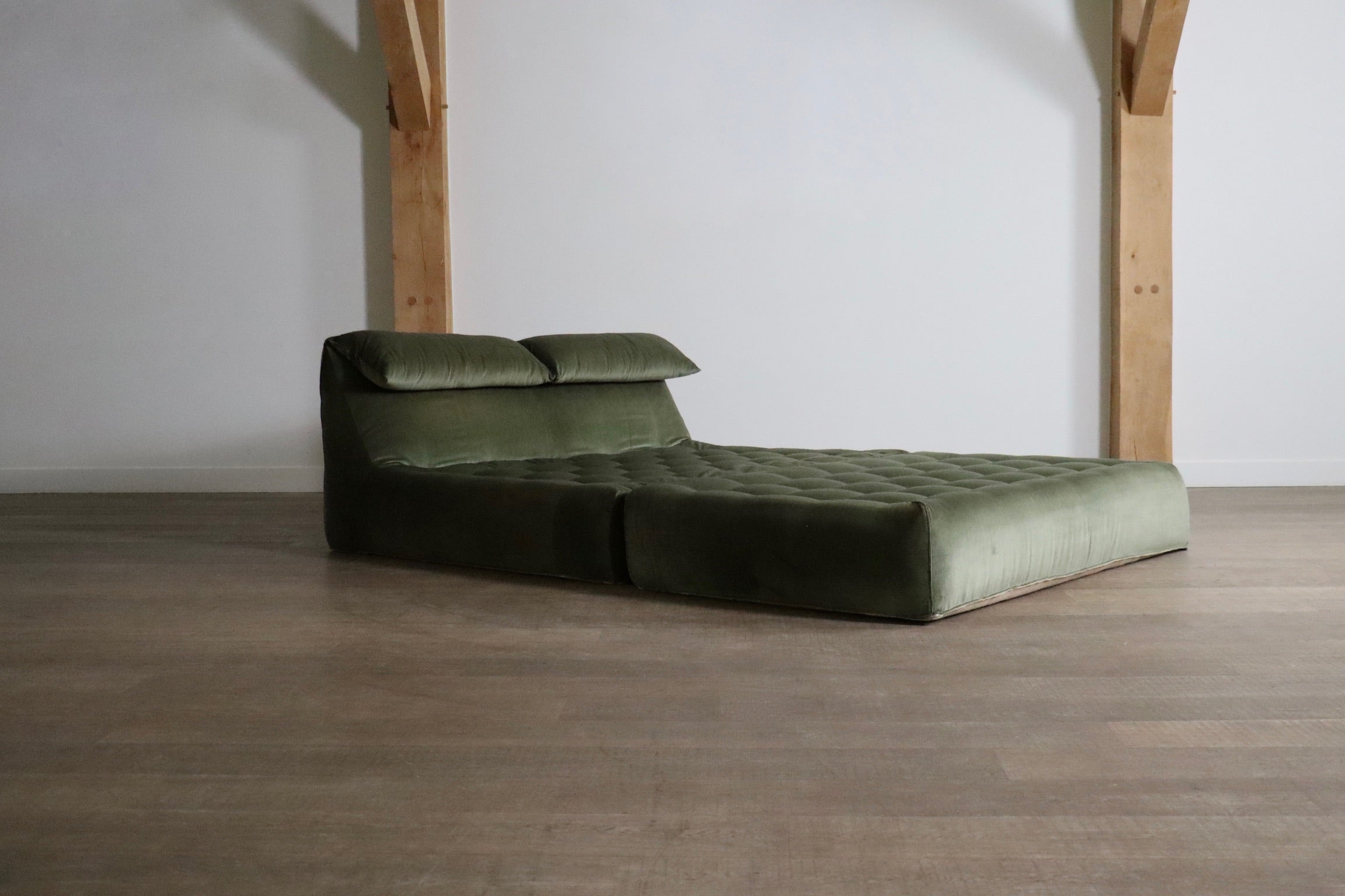 Le_bambole_bed_in_green_velvet_By_Mario_Bellini_for_B&B_Italia,_1970s