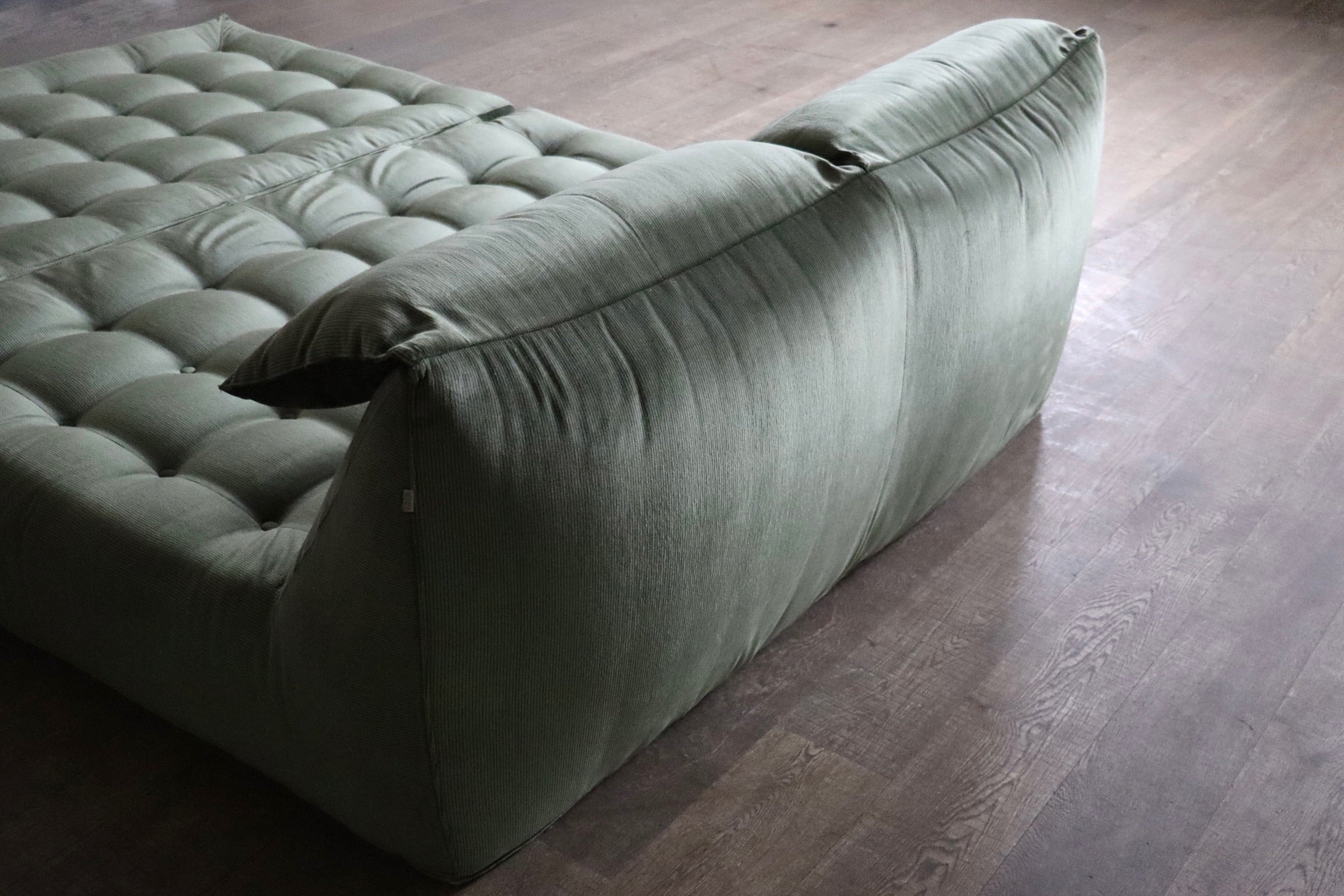 Le_bambole_bed_in_green_velvet_By_Mario_Bellini_for_B&B_Italia,_1970s