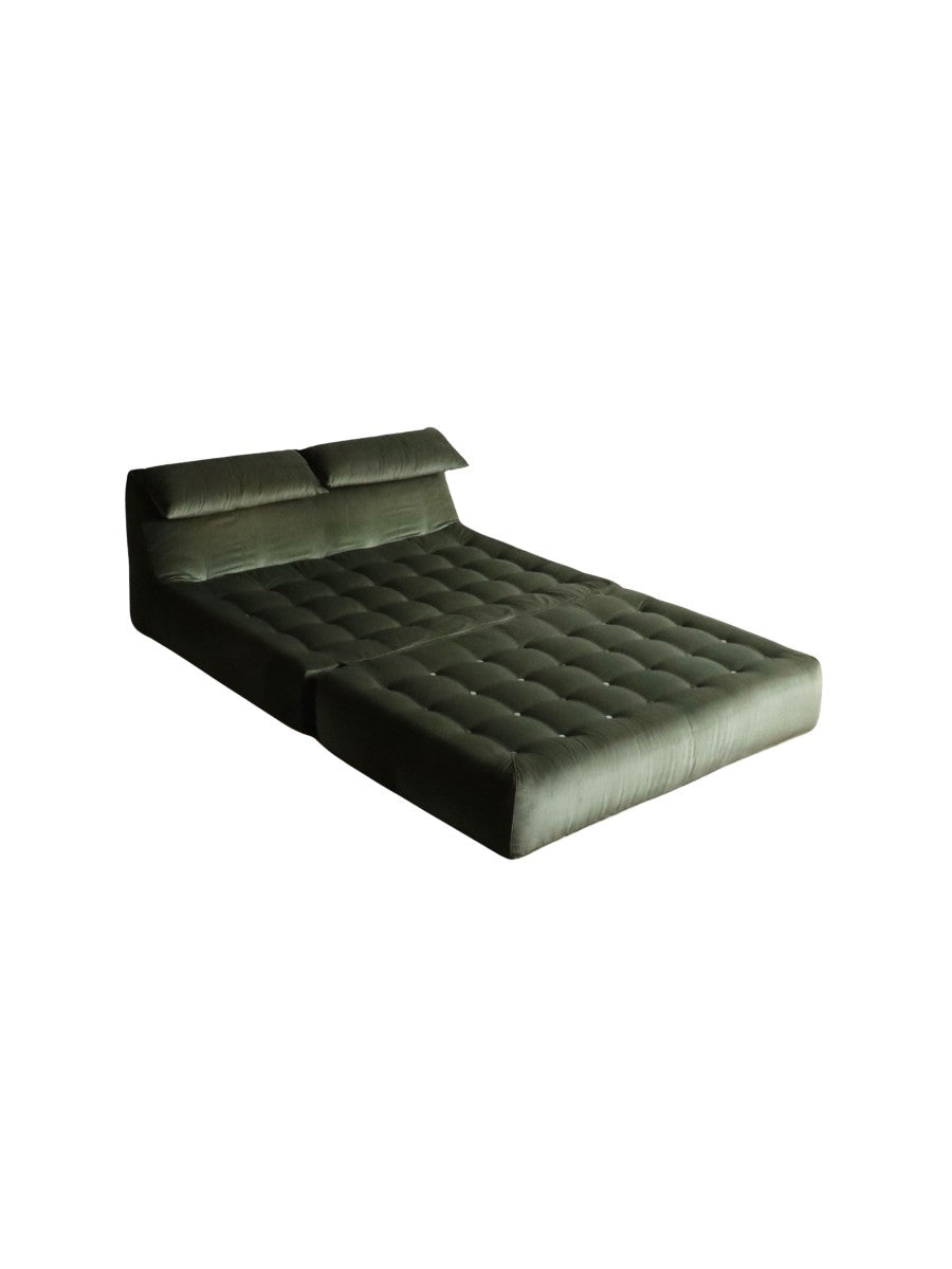 Le_bambole_bed_in_green_velvet_By_Mario_Bellini_for_B&B_Italia,_1970s