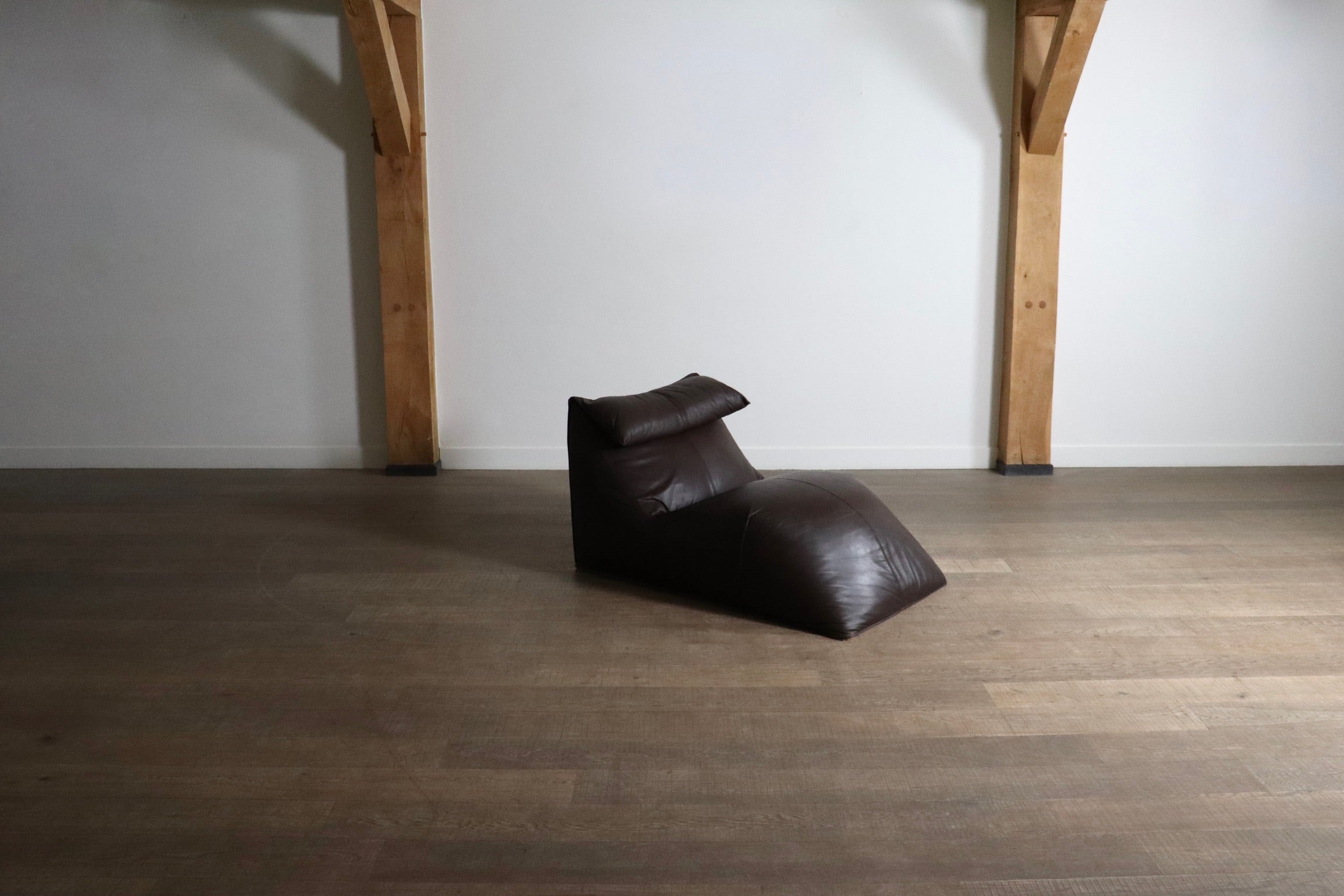 Le_bambole_chaise_longue_in_brown_leather_By_Mario_Bellini_for_B&B_Italia,_1972