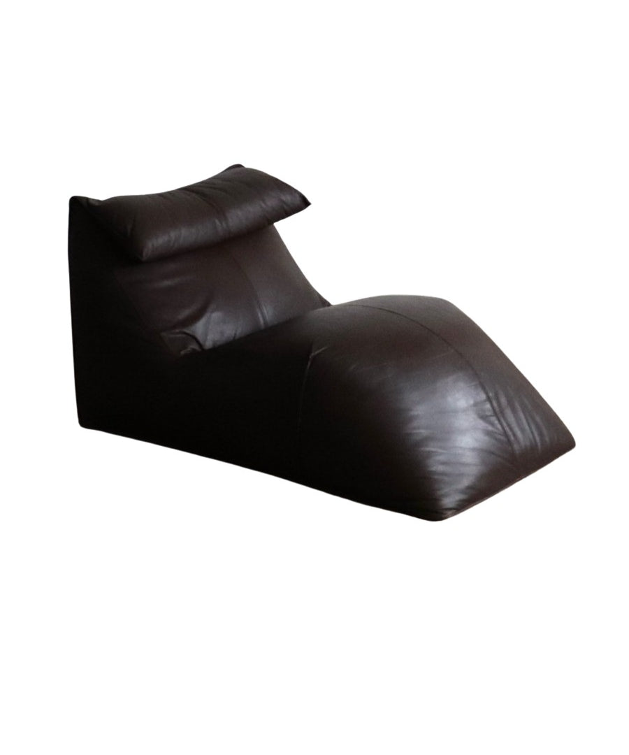 Le_bambole_chaise_longue_in_brown_leather_By_Mario_Bellini_for_B&B_Italia,_1972