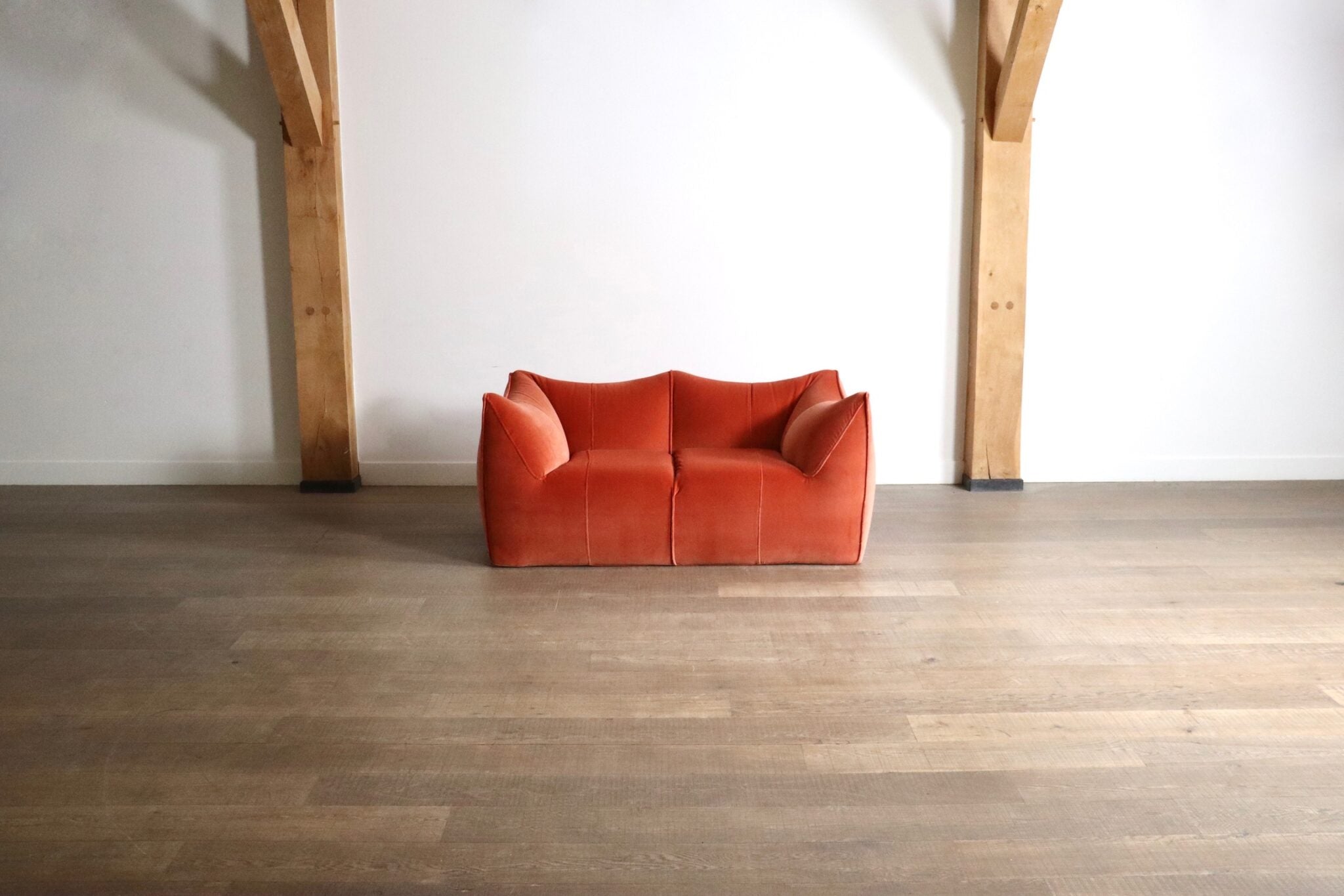 Le_Bambole_sofa_in_coral_velvet_By_Mario_Bellini_For_B&B_Italia,_1970s