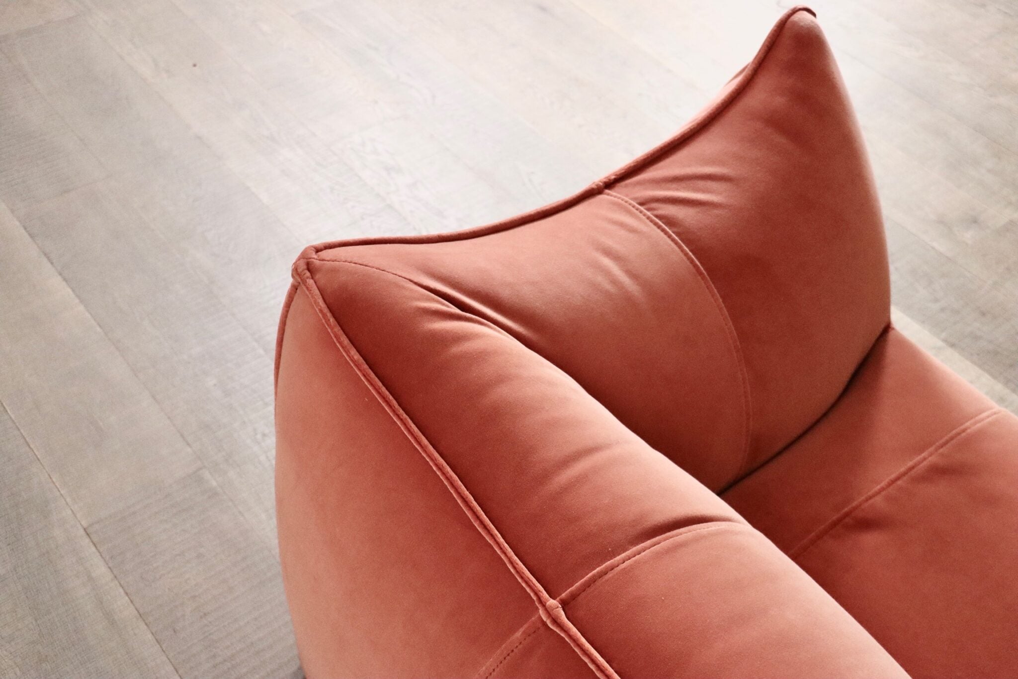 Le_Bambole_sofa_in_coral_velvet_By_Mario_Bellini_For_B&B_Italia,_1970s