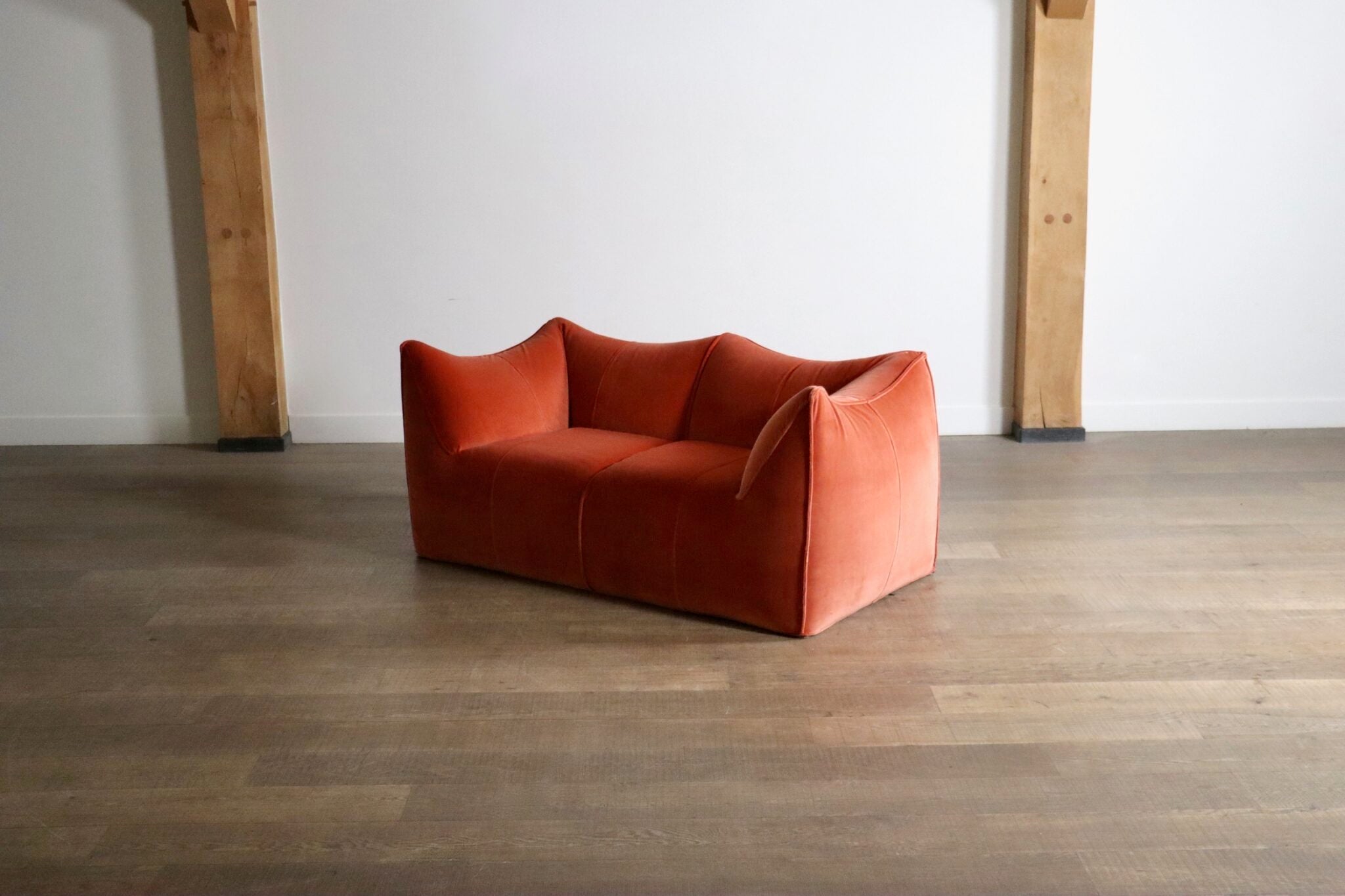 Le_Bambole_sofa_in_coral_velvet_By_Mario_Bellini_For_B&B_Italia,_1970s