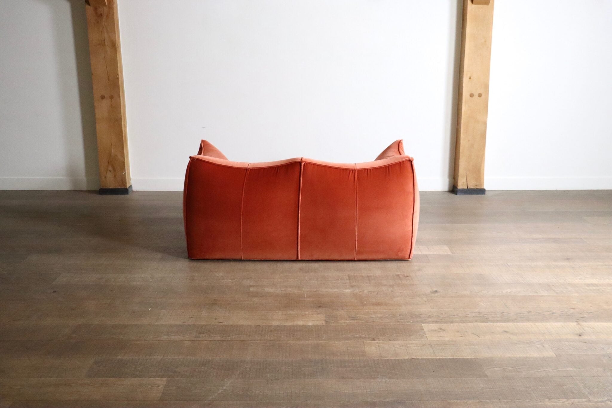 Le_Bambole_sofa_in_coral_velvet_By_Mario_Bellini_For_B&B_Italia,_1970s