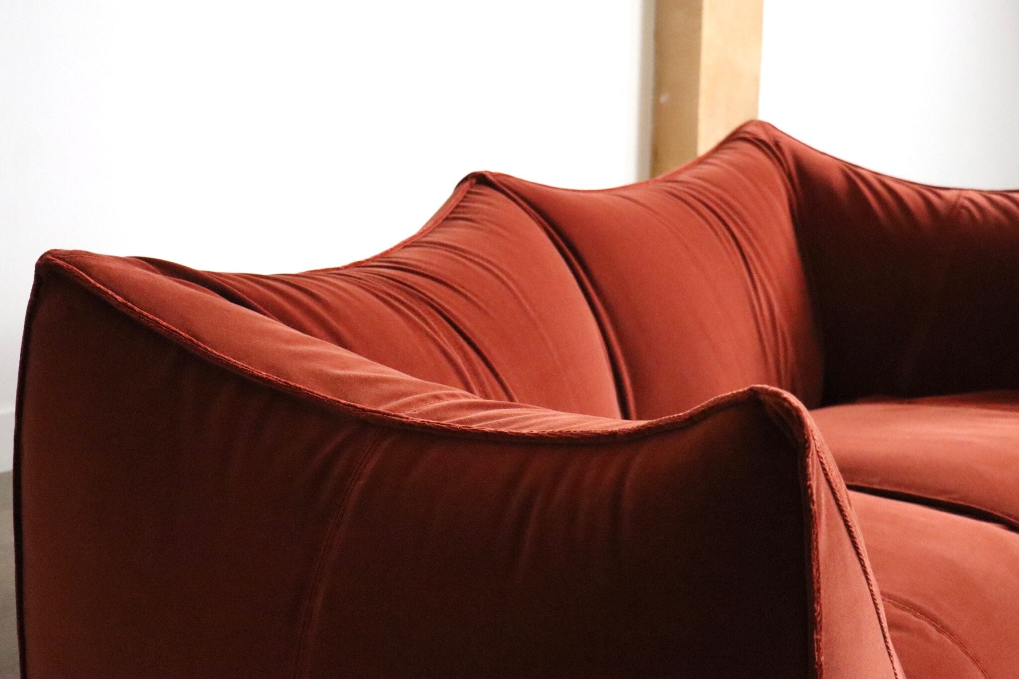 Le_Bambole_sofa_in_velvet_By_Mario_Bellini_For_B&B_Italia,_1970s